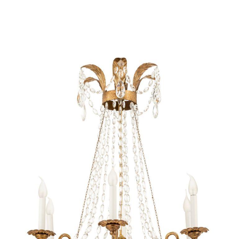 Élevez votre espace avec notre exquis lustre à 6 lumières, doté d'un cadre en bronze intemporel orné de gouttes de cristal éblouissantes. Ce lustre allie parfaitement un design classique à un travail artisanal méticuleux, projetant une lumière