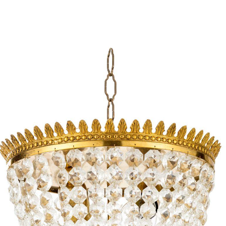 Illuminate your space with the elegance of our timeless chandelier, featuring an eye-catching bronze frame adorned with sparkling crystal drops. This chandelier effortlessly blends classic design with opulent sophistication, casting a mesmerizing,