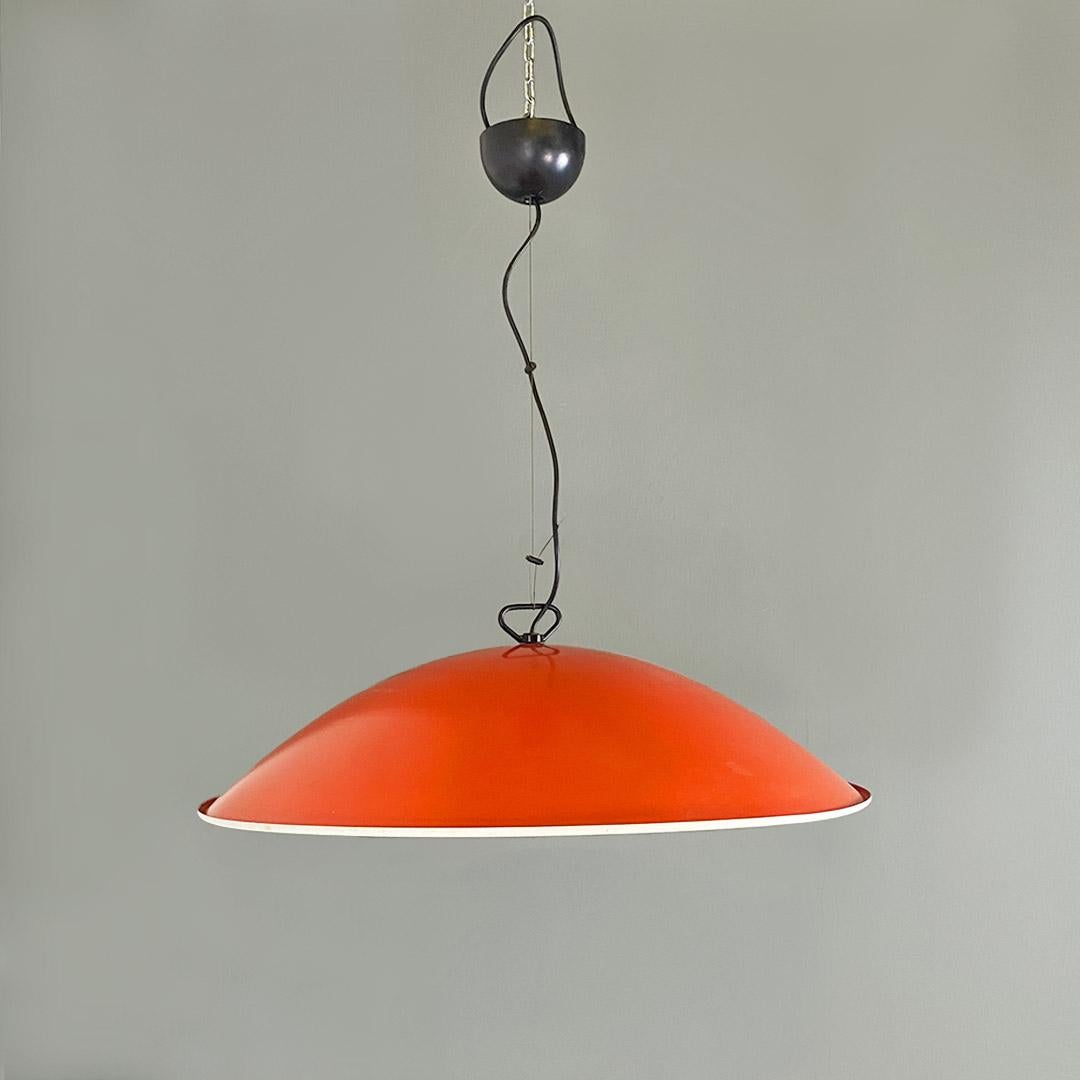 Red and white metal adjustable chandelier, modern Italian, ca. 1960. In Good Condition For Sale In MIlano, IT