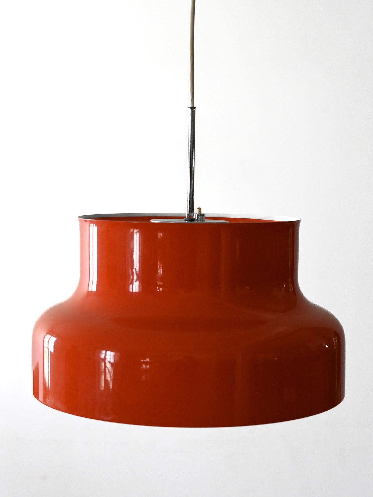 Design suédois des années 1960 d'Anders Pehrson, finition rouge brillante et profilé en métal peint doux.

Lustre modèle 