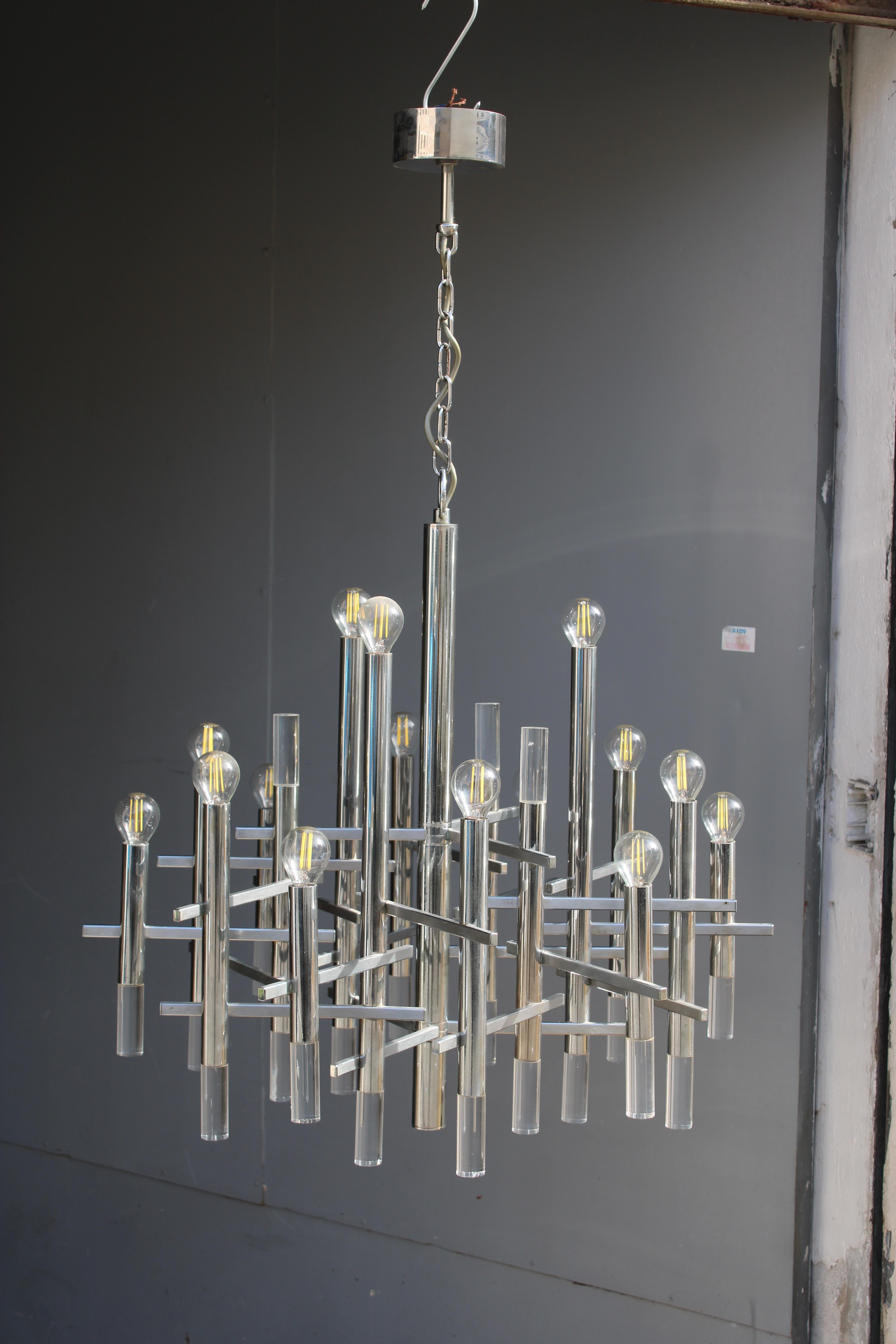 Lampadario Sciolari 1970 in metallo cromato e cilindri in plexiglass 