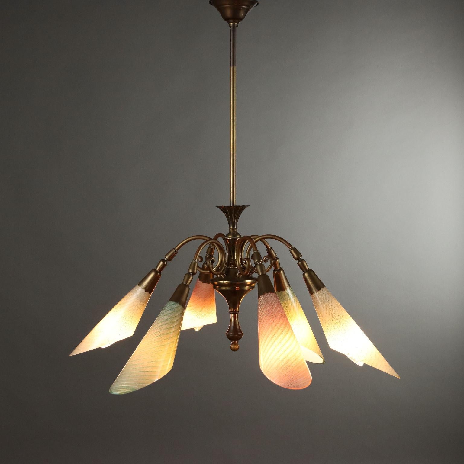 Lampada a soffitto, ottone, diffusori in vetro con striature colorate e polvere d'oro. 