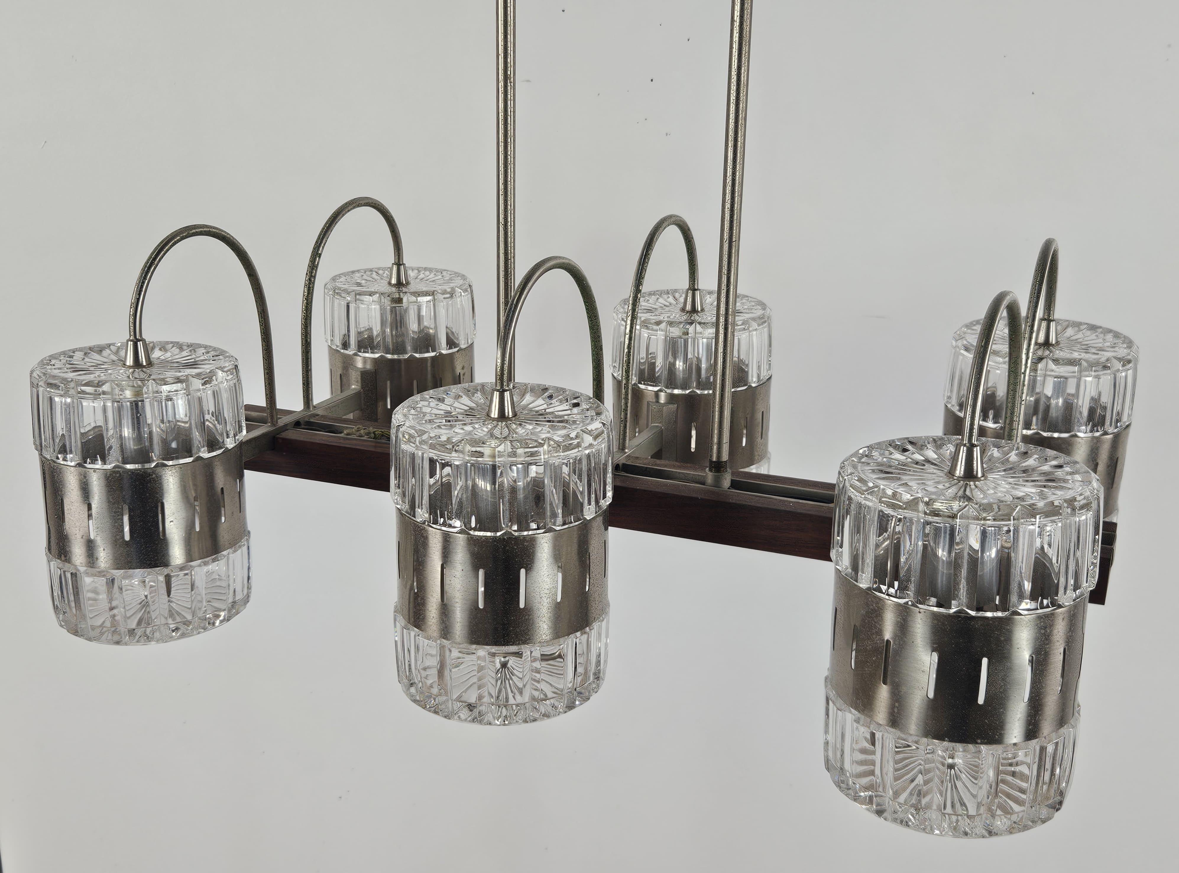 Peculiar Italian chandelier with six light points made of metal and Murano glass, suitable for rooms such as kitchens living rooms or entrances.

Normal signs due to age and use, the electrical system is the original one of the time so it is
