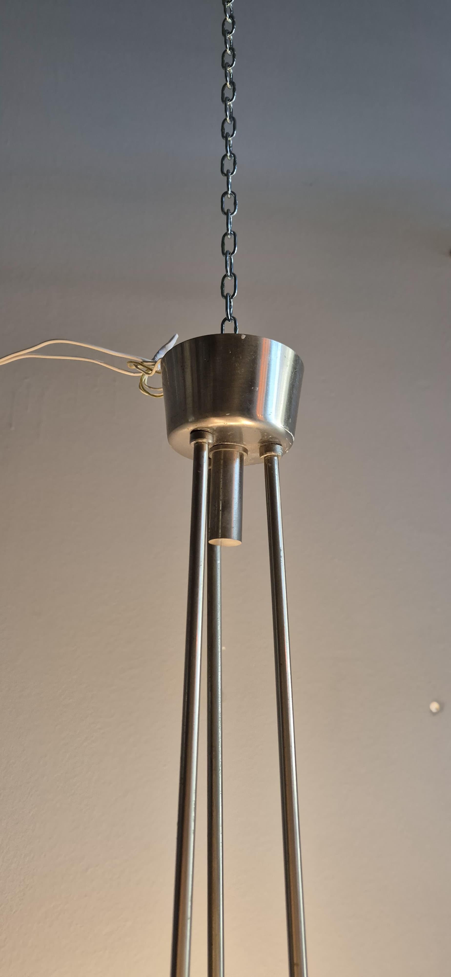 Lámpara italiana de Sergio Mazza para Artemide, alrededor de 1960. La araña tiene una estructura metálica y tres cuencos de cristal formados por dos mitades unidas por un aro metálico.
La araña está en excelentes condiciones como se puede ver en las