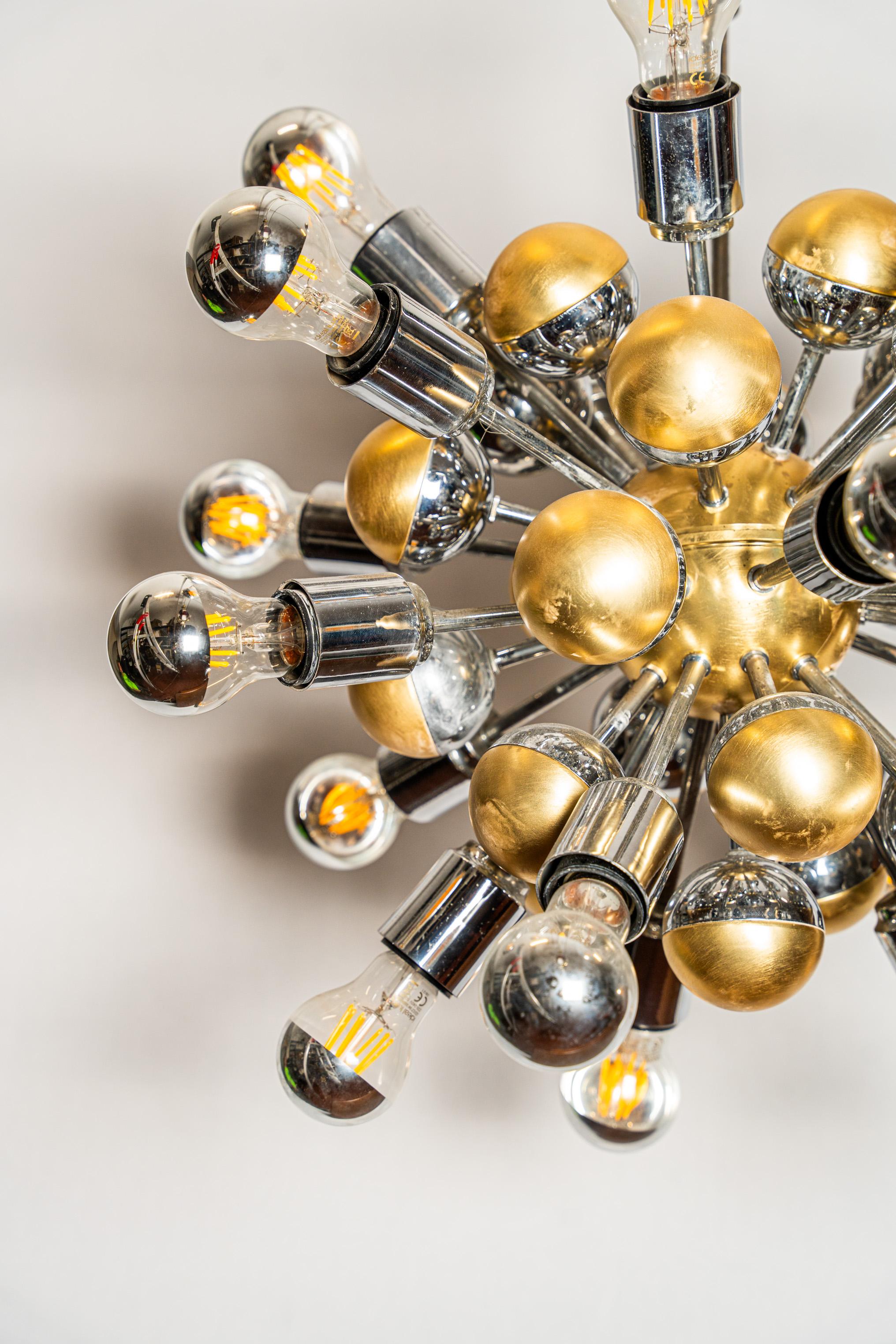 Araña Sputnik de 21 luces de metal cromado y aluminio dorado
Producido por Reggiani Italia en los años setenta