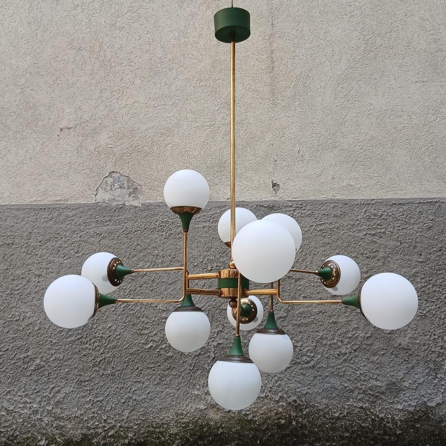 Mid-Century moderno Lampadario Stilnovo 12 Luci - Ottone e Vetro Opalino - Italia - Anni ’50 in vendita