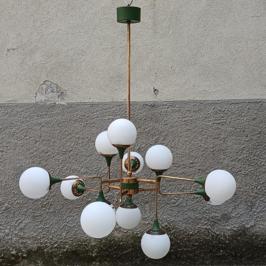 Italian Lampadario Stilnovo 12 Luci - Ottone e Vetro Opalino - Italia - Anni ’50 in vendita
