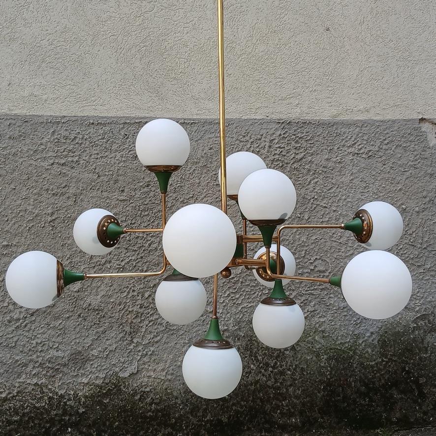Lampadario Stilnovo 12 Luci - Ottone e Vetro Opalino - Italia - Anni ’50 In condizioni buone in vendita a Milano, IT