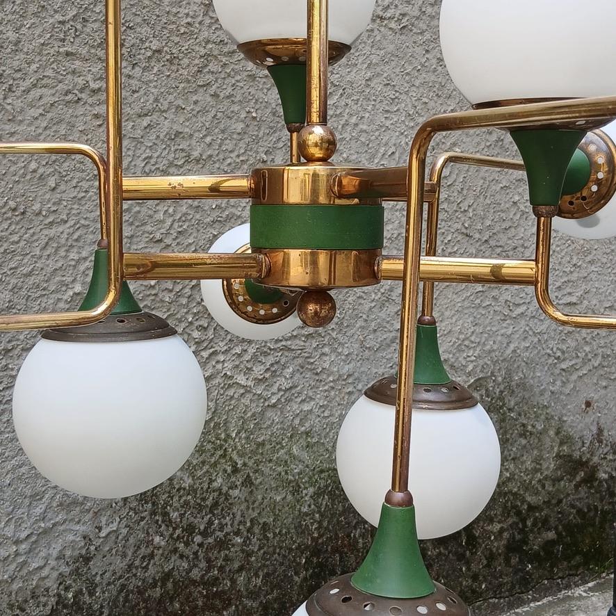 20th Century Lampadario Stilnovo 12 Luci - Ottone e Vetro Opalino - Italia - Anni ’50 in vendita
