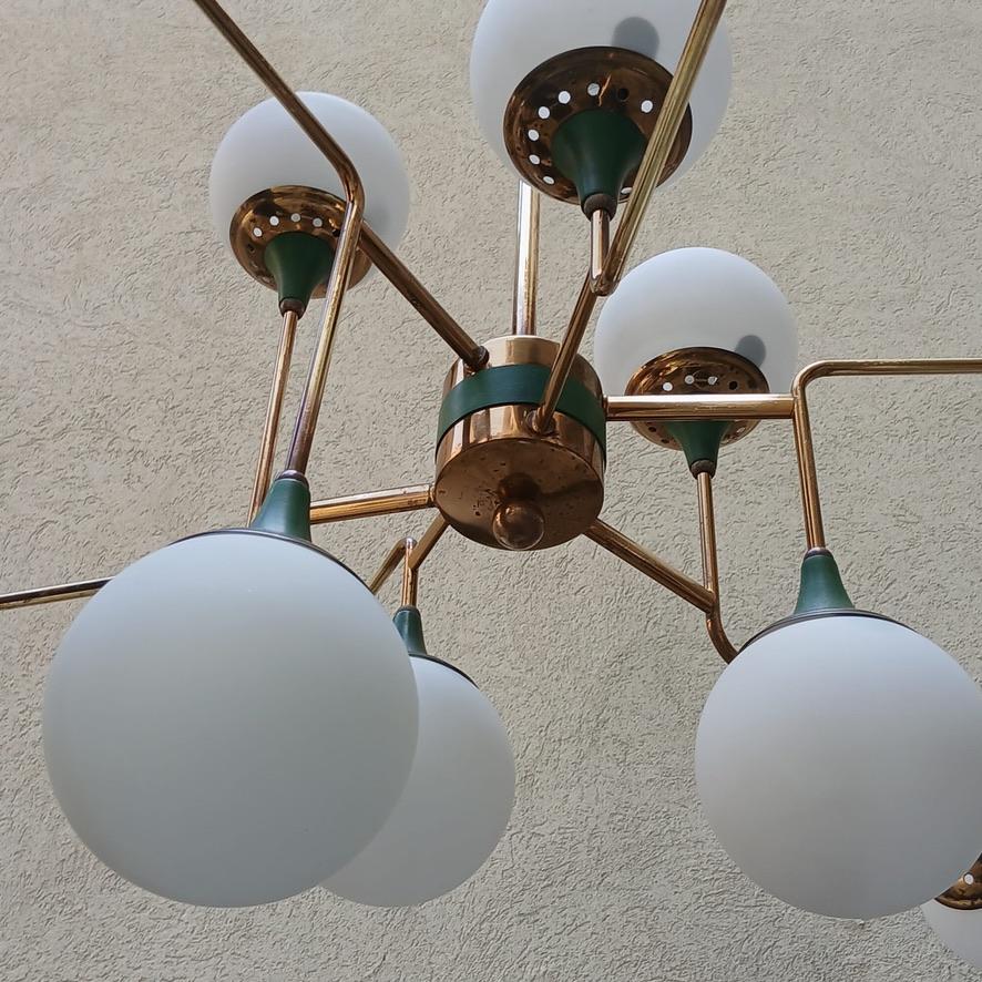 Lampadario Stilnovo 12 Luci - Ottone e Vetro Opalino - Italia - Anni ’50 in vendita 1