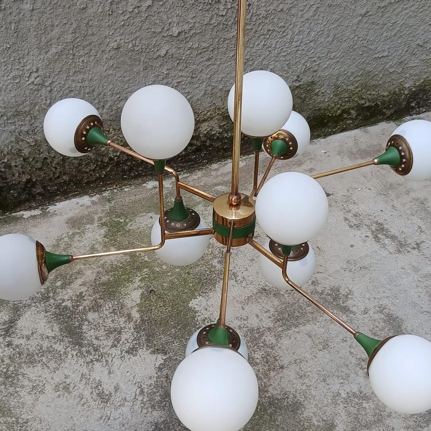 Lampadario Stilnovo 12 Luci - Ottone e Vetro Opalino - Italia - Anni ’50 in vendita 2