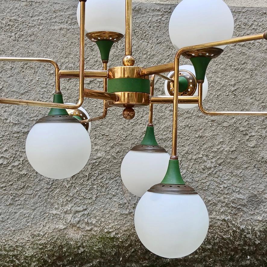 Lampadario Stilnovo 12 Luci - Ottone e Vetro Opalino - Italia - Anni ’50 in vendita 3