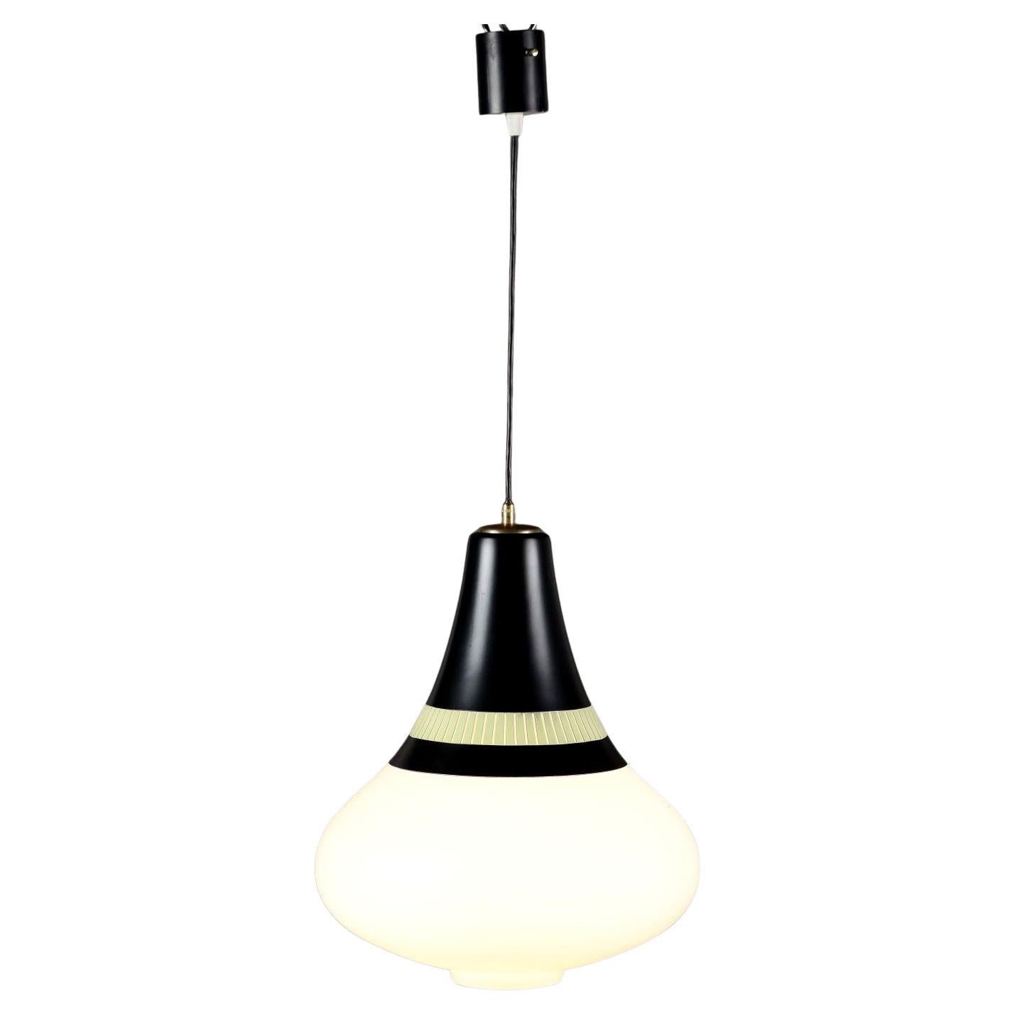 Lampadario in alluminio smaltato e vetro opalino.
