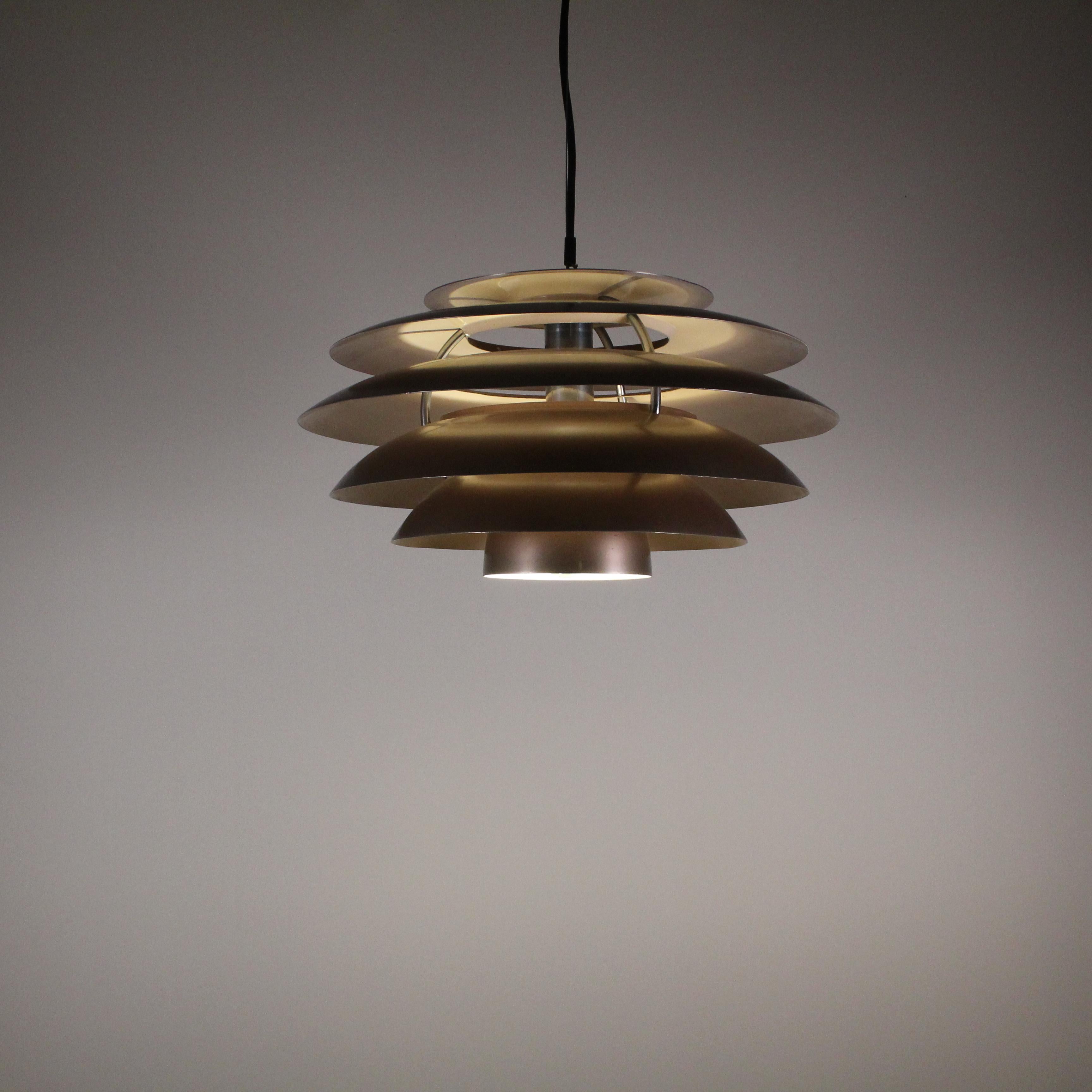 The Stilnovo Mod. 1262 chandelier, created in 1965, is a masterpiece of Italian design. Featuring clean, minimalist lines, this chandelier embodies the modern aesthetic of the era. Its elegant and streamlined structure, made of materials such as