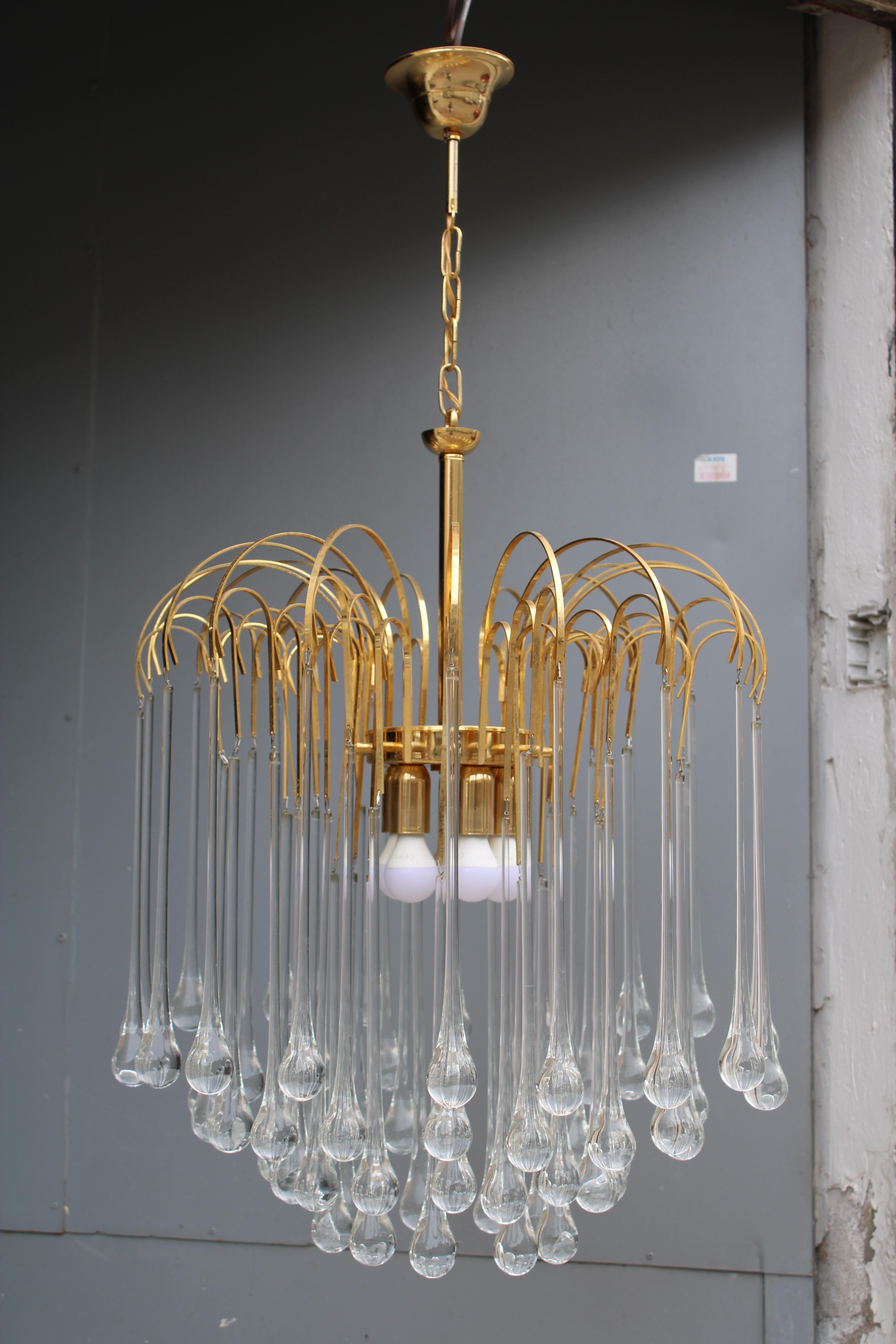 Delizioso e particolare lampadario struttura In Ottone grandi gocce in vetro di Murano.