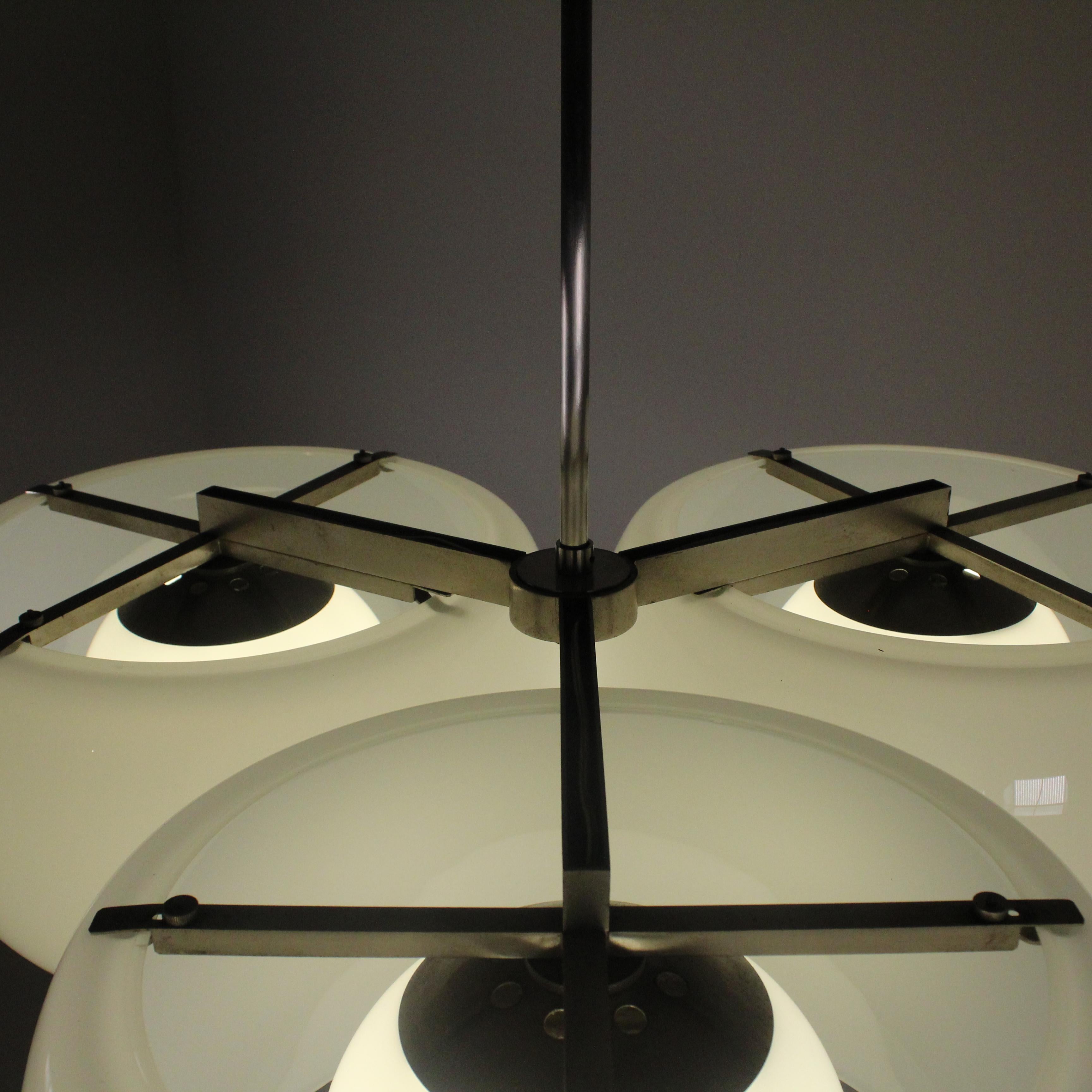 Der Triclinio-Kronleuchter von Vico Magistretti für Artemide aus dem Jahr 1961 ist ein emblematisches Werk des italienischen Designs. Seine kühne und innovative Struktur, die aus geschwungenen und gewundenen Elementen besteht, vermittelt ein Gefühl