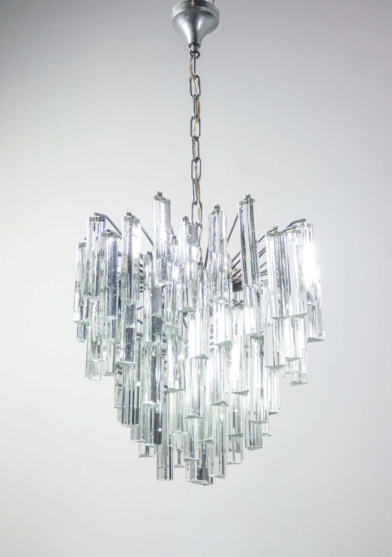Lampadario
Trilobo
design Paolo VENINI
in vetro di Murano.

ORIGINE
Italia

PERIODO
Anni 70

DESIGNER
Paolo VENINI

MODELLO
Trilobo

MATERIALI
Vetro di Murano,
struttura in acciaio

DIMENSIONI
Ø 44 cm
H 92 cm ca
(regolabile)

CONDIZIONI
Il
