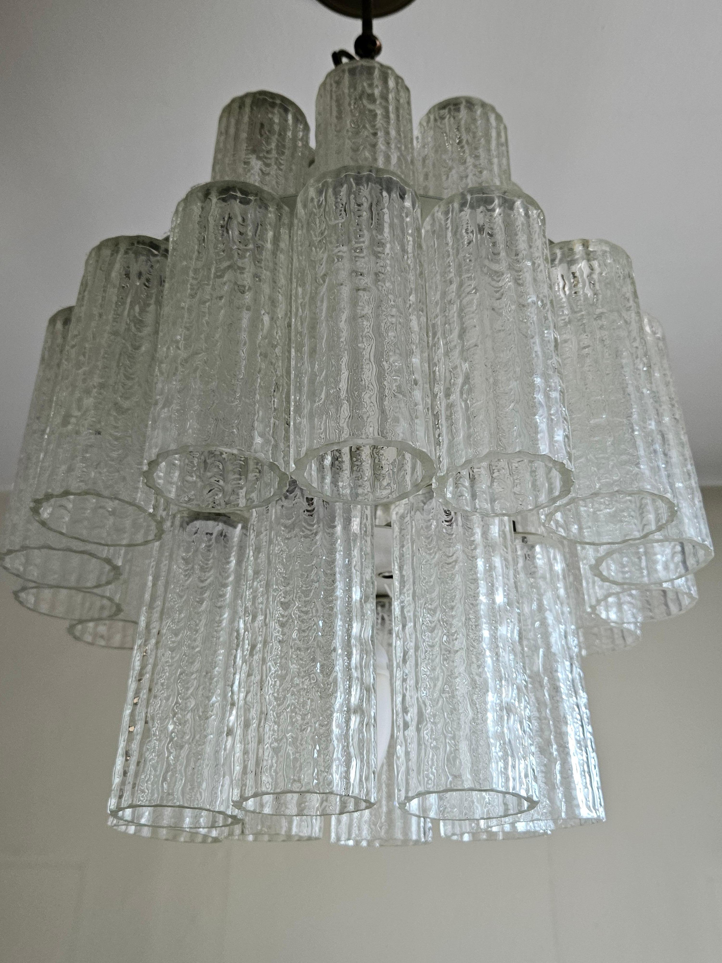 Venetian chandelier from the early 1970s made of Murano glass with 32 tubes, very scenic and designer.

Designed on the inspiration of high-class environments it finds a place in spacious living rooms, lounges or entrances.

Bulbs not included..
