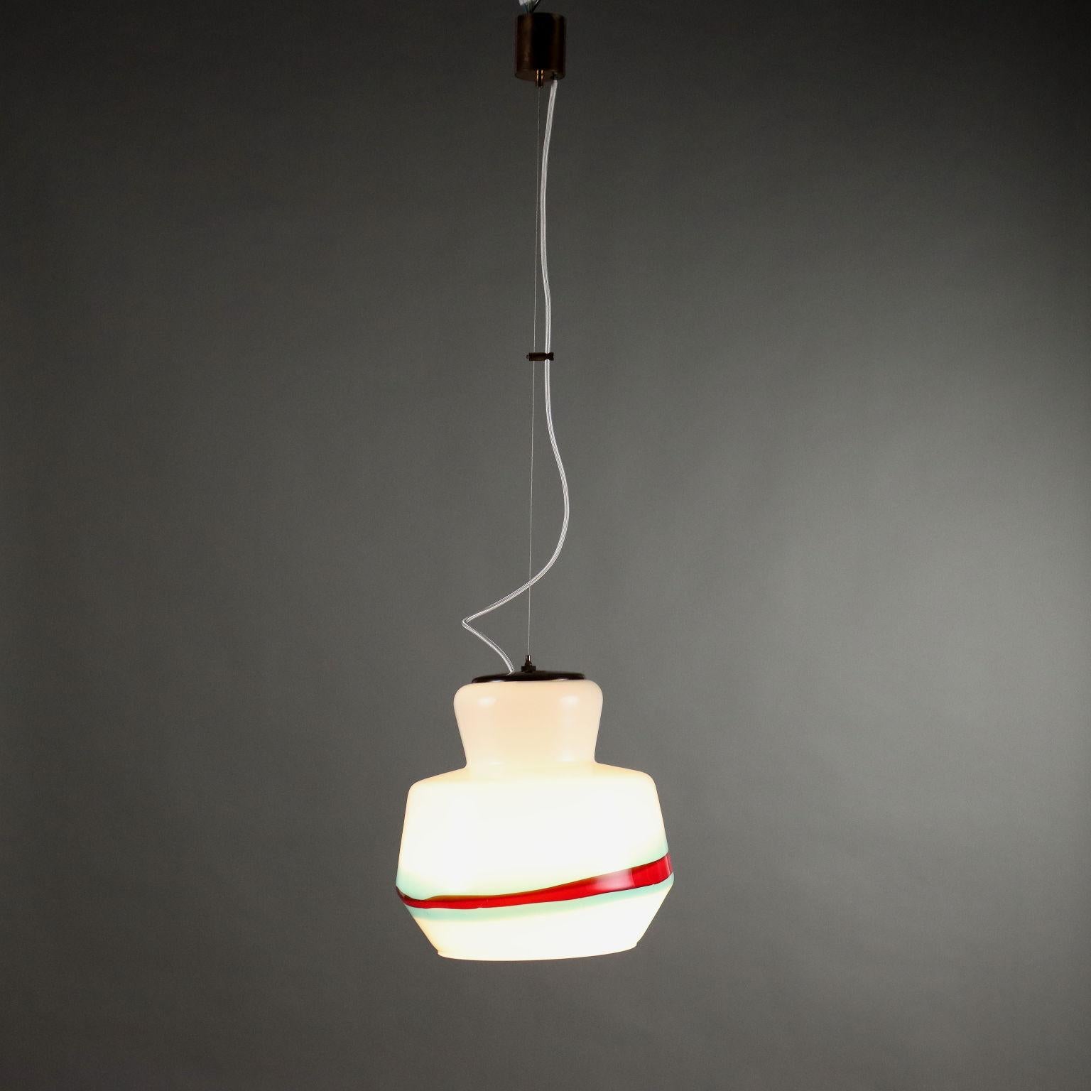 Lampada a soffitto con diffusore in vetro bianco soffiato e ottone. 