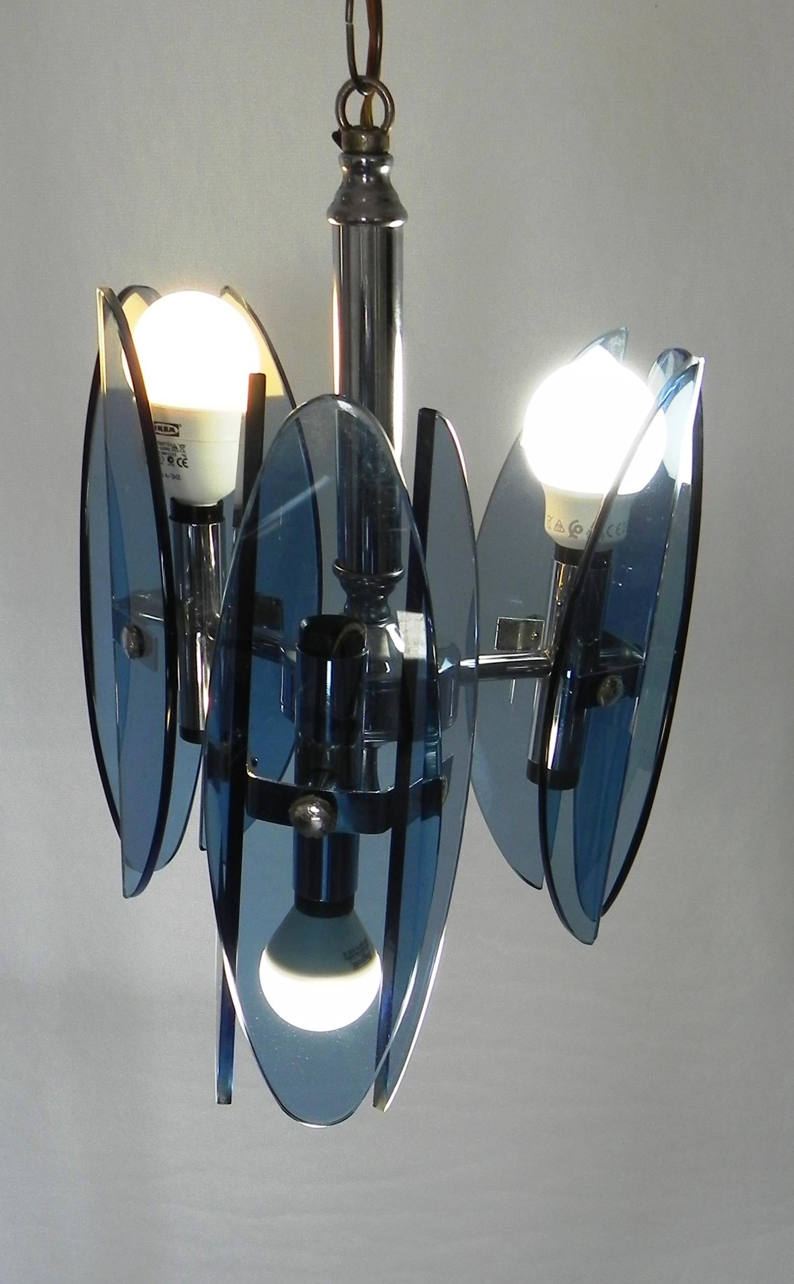 1 lustre Veca, années 1950. cristal bleu. en excellent état et en état de marche. mesure h 40, diam 27 cm