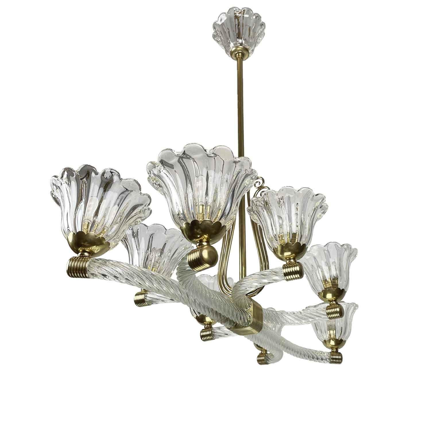 Lampadario Veneziano Barovier Art Deco Otto Luci 1940 in vetro di Murano e ottone, lampadario con elegante montatura rettangolare in ottone, dalle linee retrò eppure così moderne, accentuate dai bracci in vetro veneziano eseguiti con motivo a