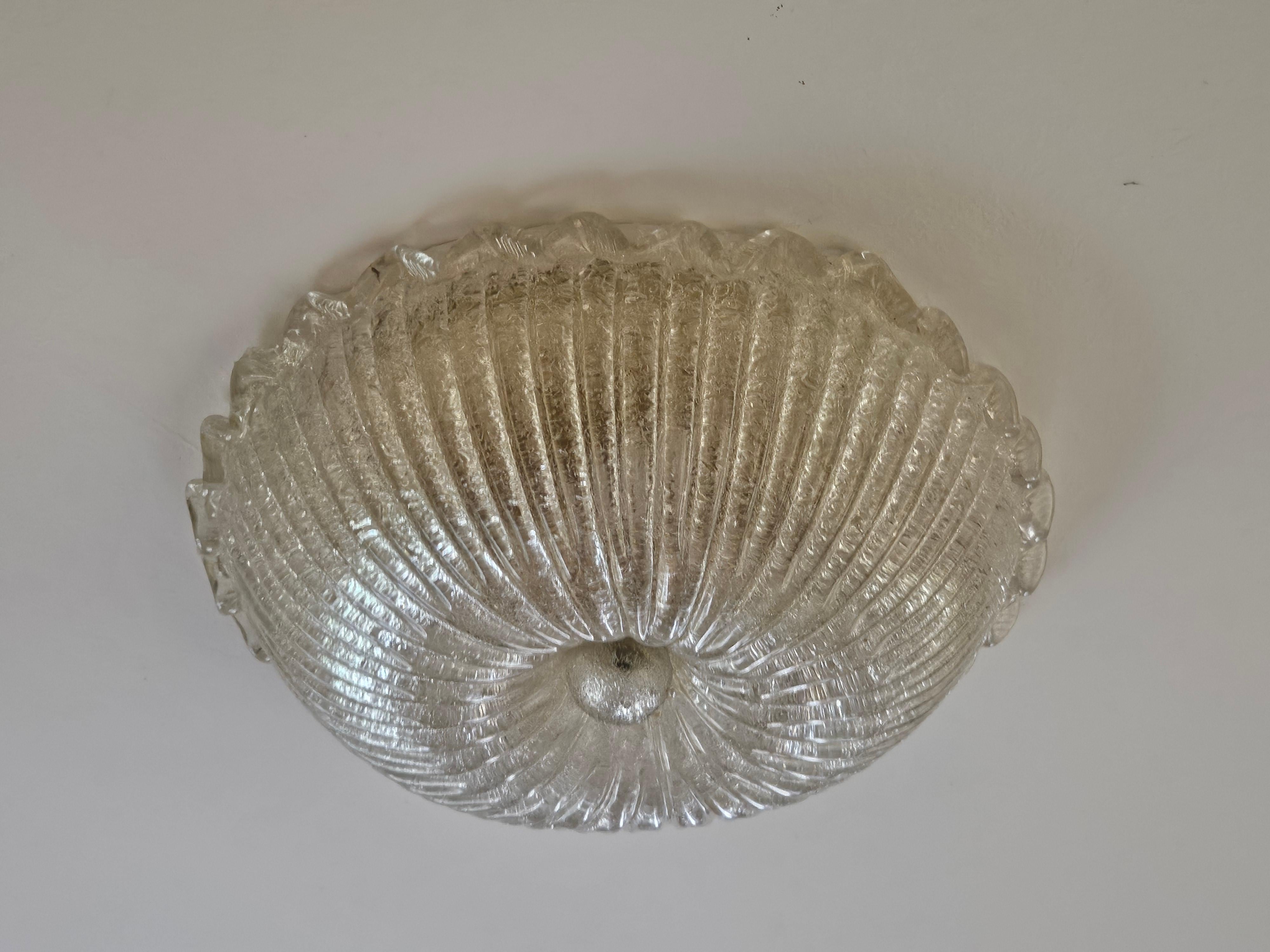 Semplice ed elegante lampadario da soffitto in vetro di Murano, produzione Veneziana dei primi anni '70.

Lampadine non incluse.
