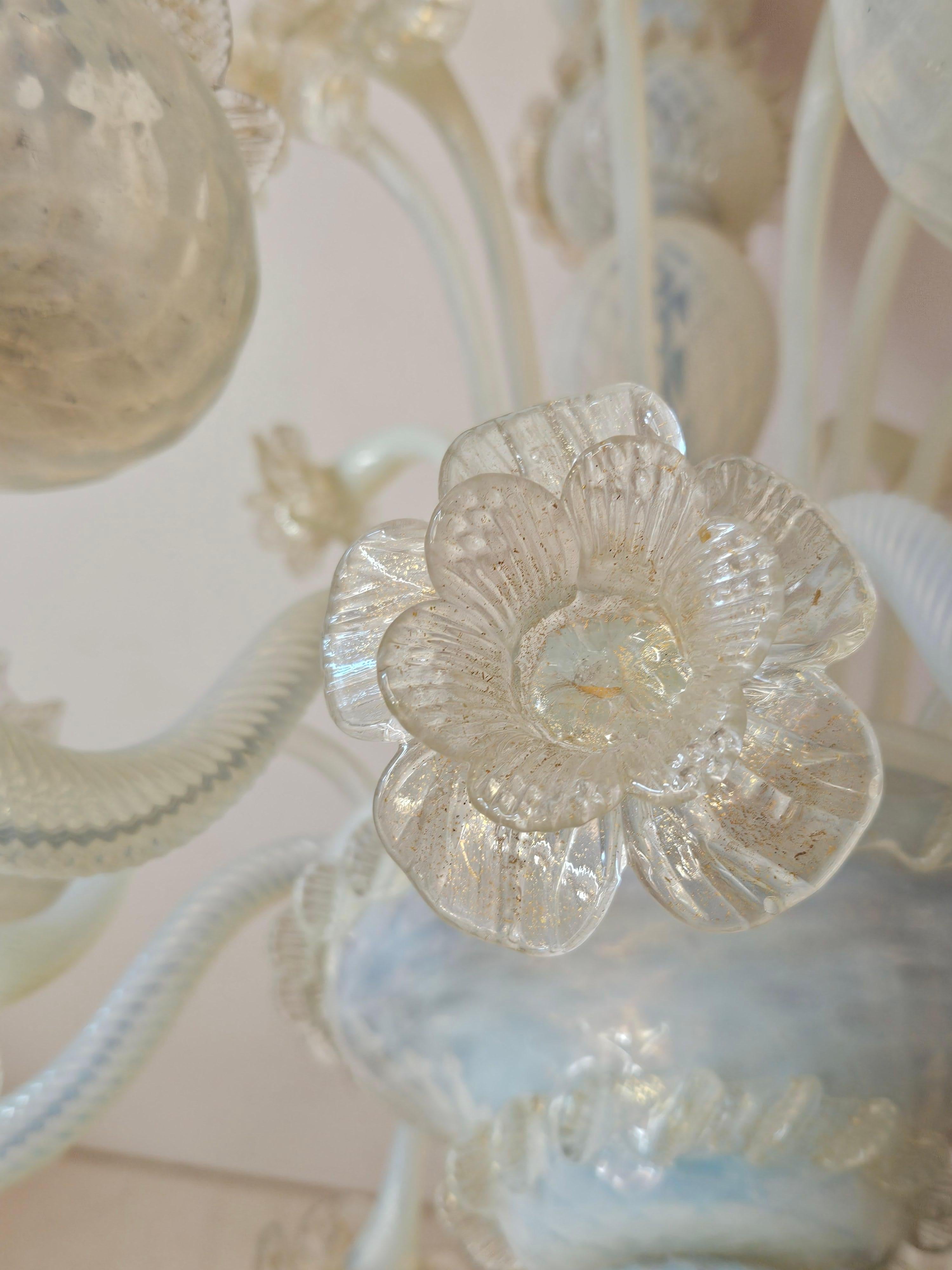 Lustre vénitien en verre de Murano décoré de fleurs et doté de six points lumineux en vente 4