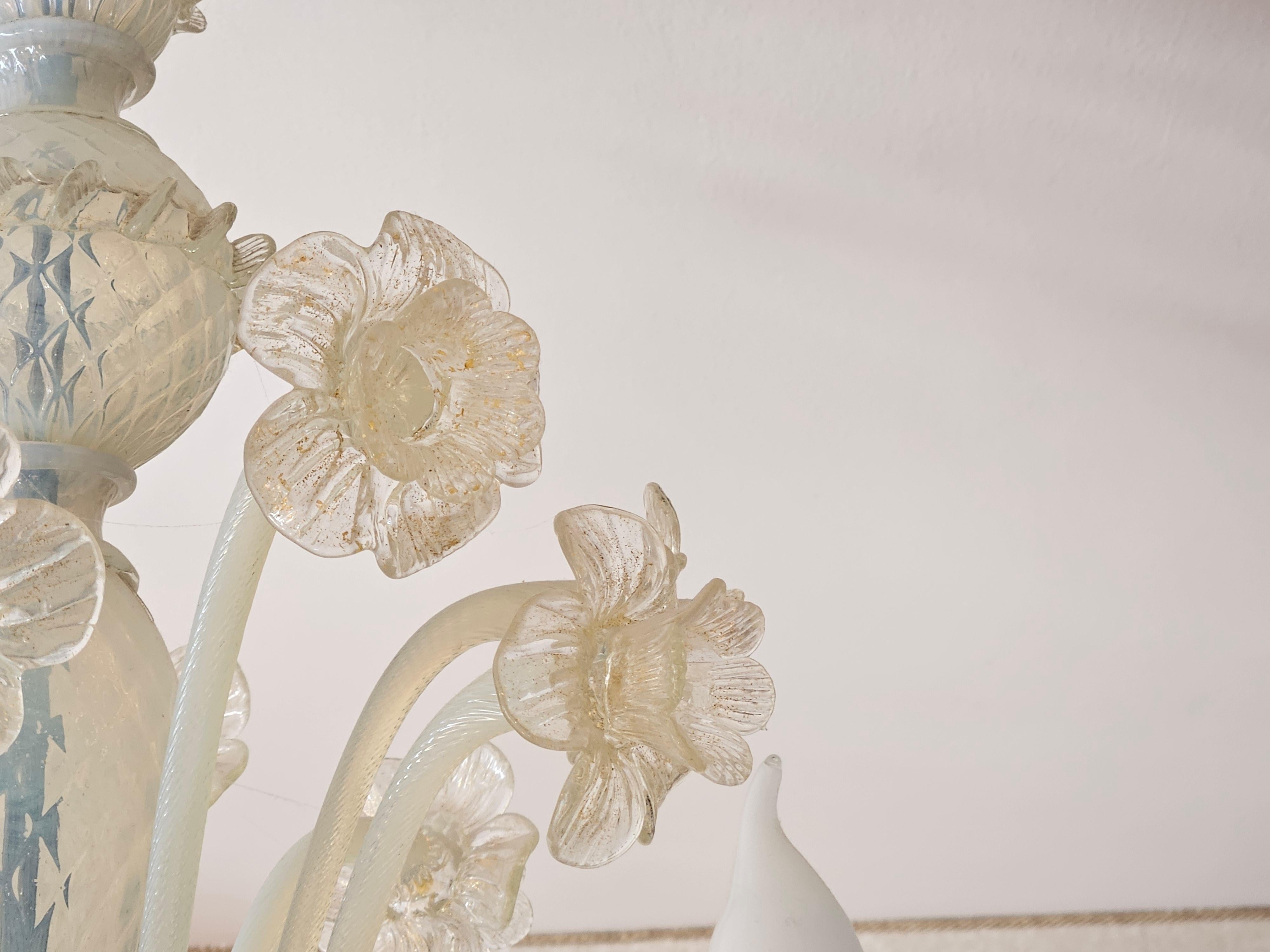 Mid-Century Modern Venetian Murano glass chandelier decorated with flowers and with six points of light For Sale
