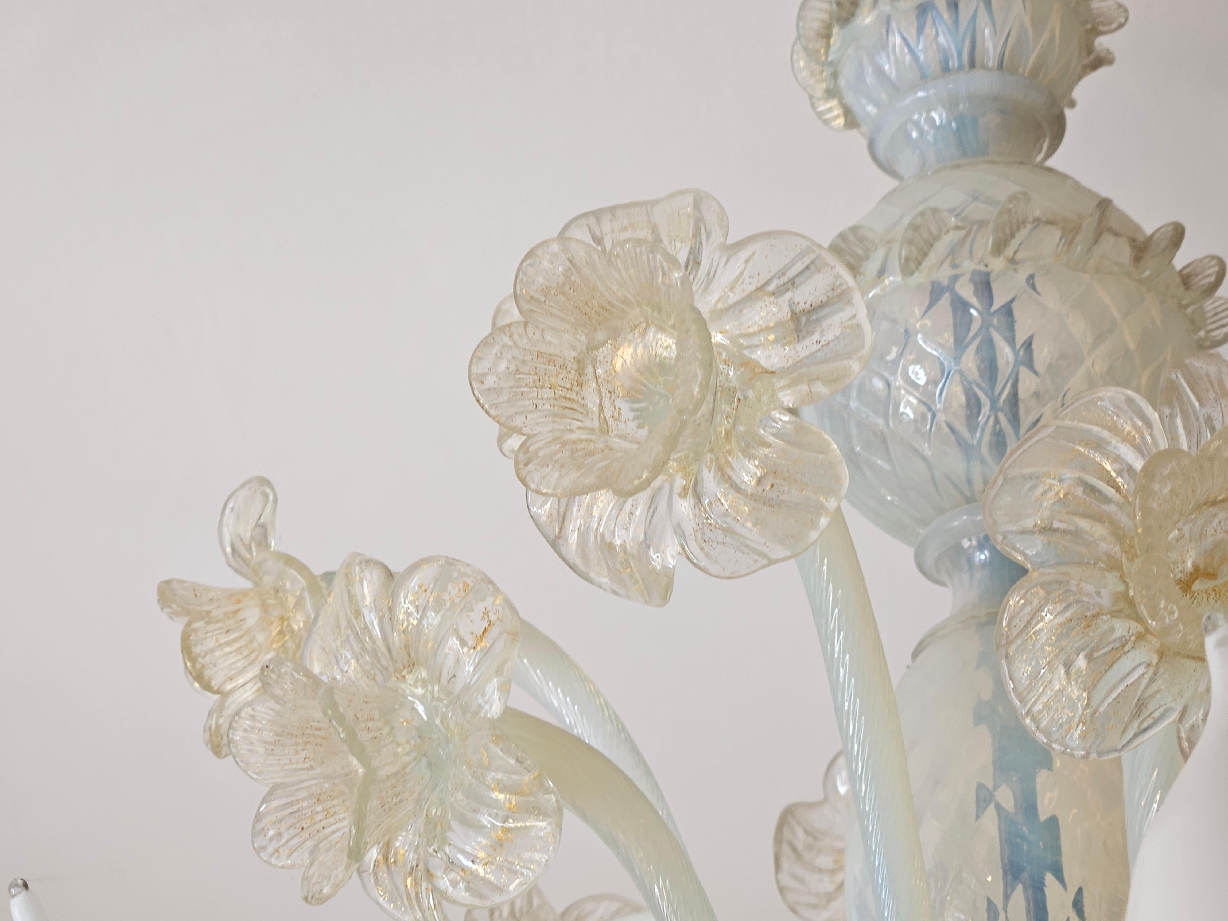 Italian Venetian Murano glass chandelier decorated with flowers and with six points of light For Sale