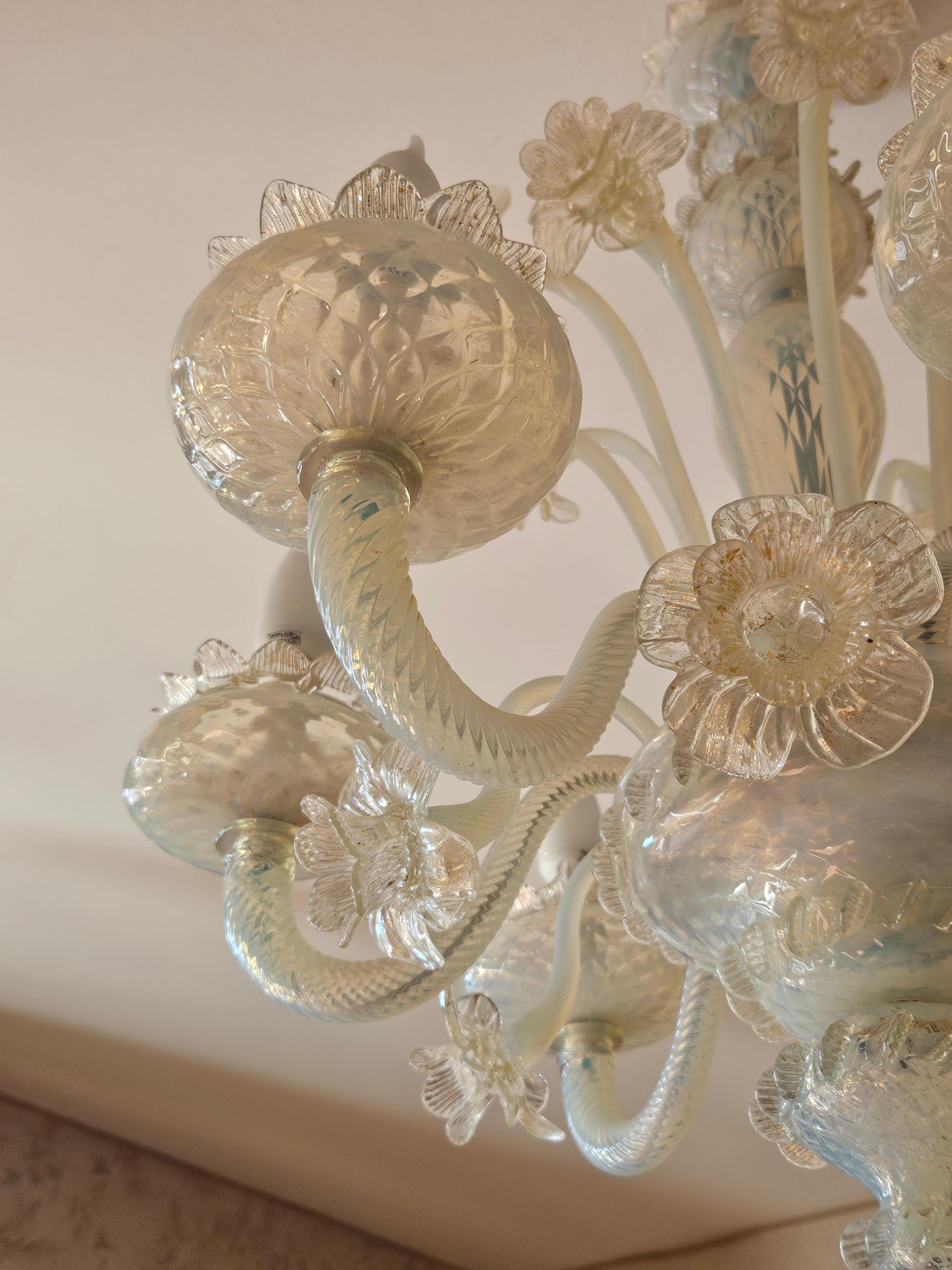 Lustre vénitien en verre de Murano décoré de fleurs et doté de six points lumineux en vente 2