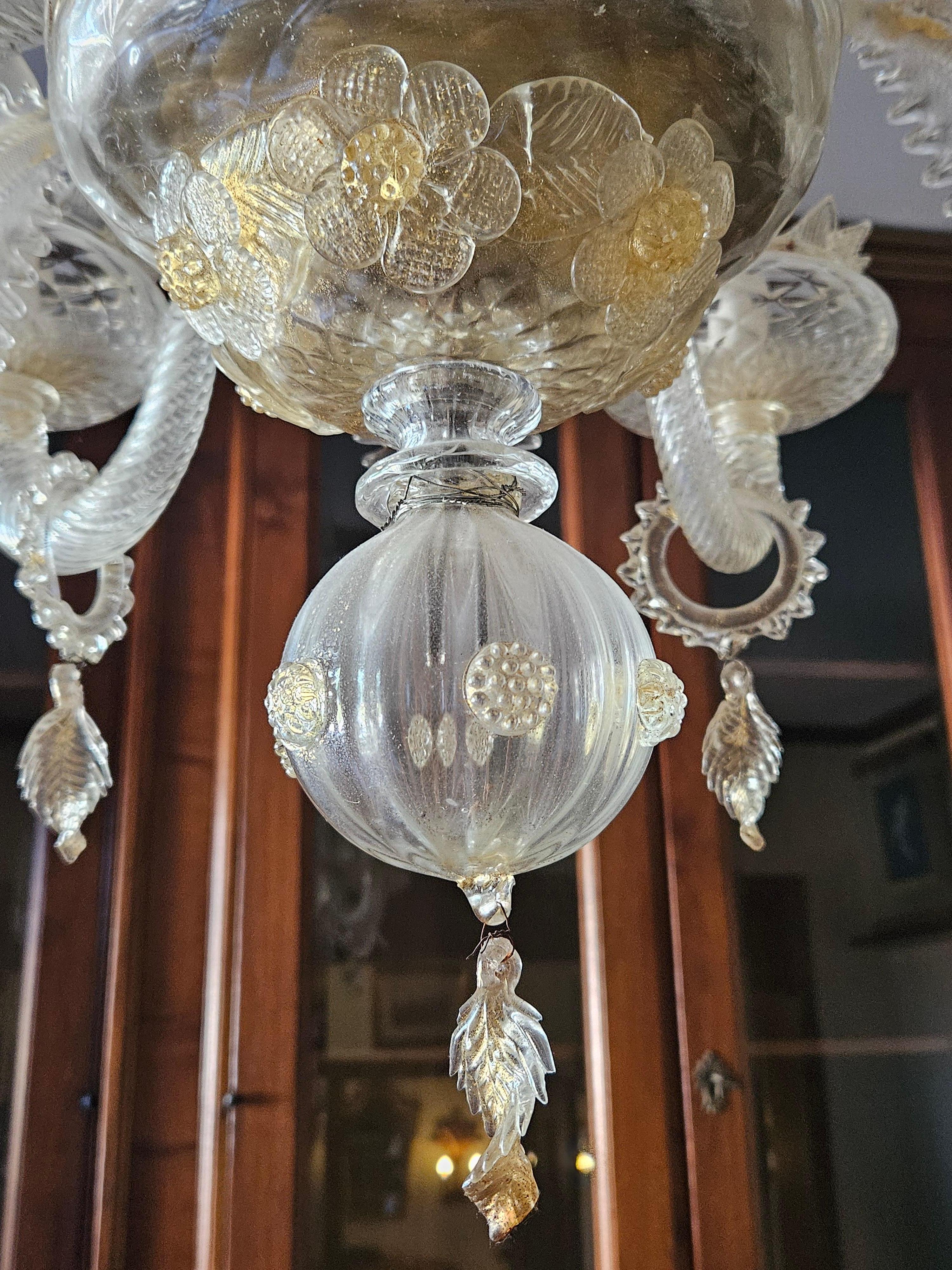 Venetian chandelier in transparent and shaded Murano glass 1970s For Sale 8