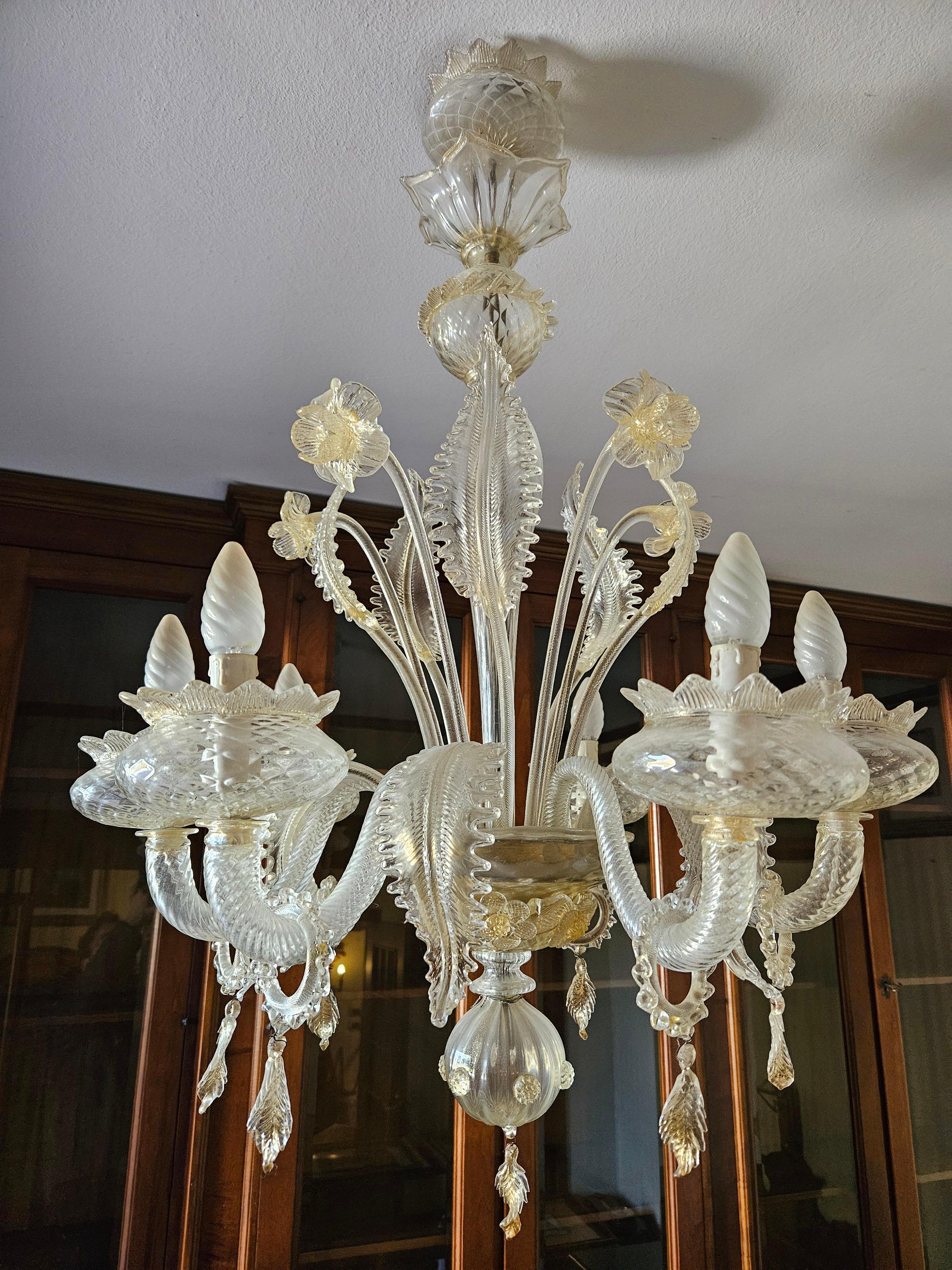 Murano glass chandelier of Venetian production from the 1970s, very distinctive design where one can see research in the design inspired by design and refinement.

Perfect in a large living room, study or reception hall.

Six points of light.

Bulbs