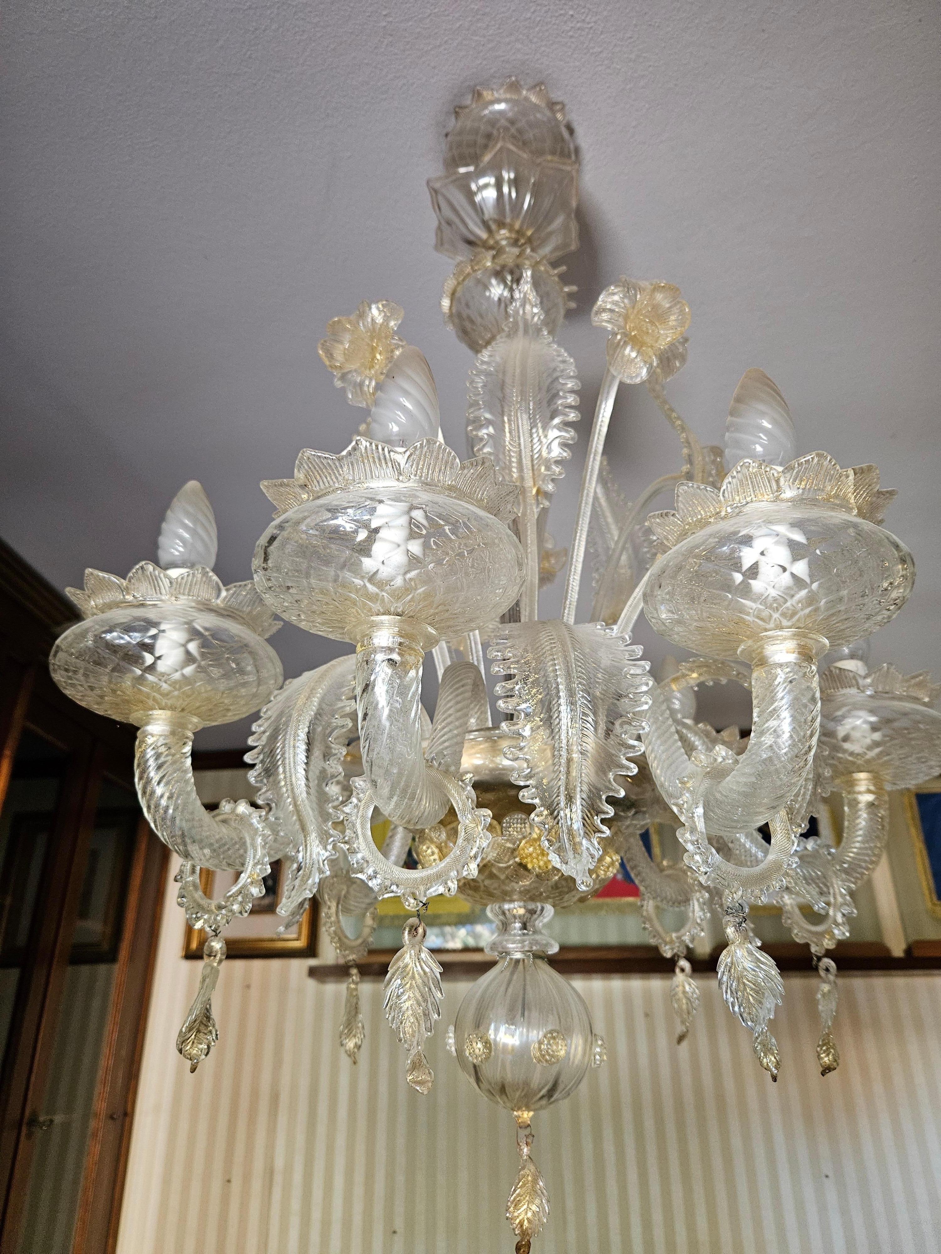 Mid-Century Modern Venetian chandelier in transparent and shaded Murano glass 1970s For Sale