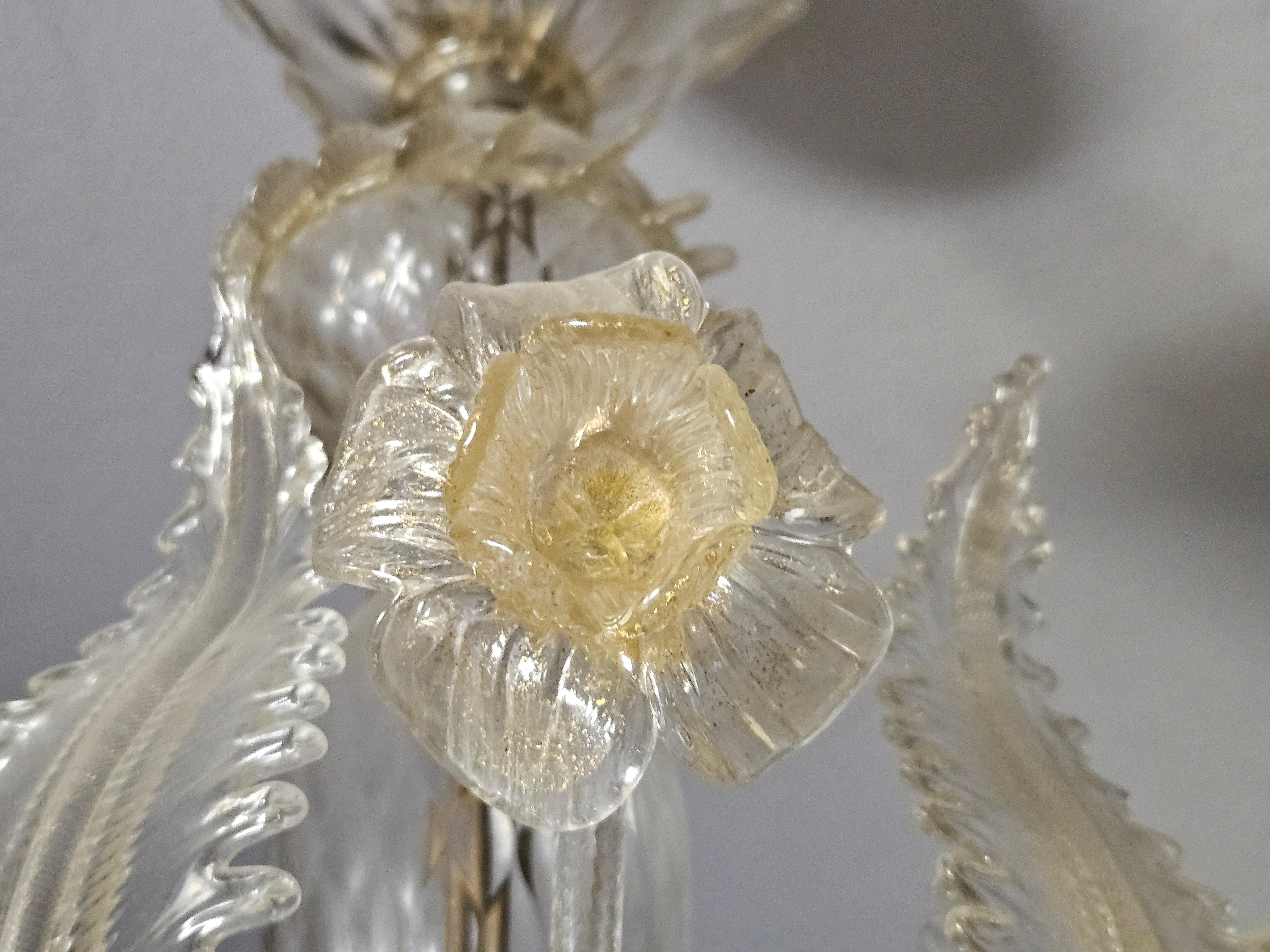 Late 20th Century Venetian chandelier in transparent and shaded Murano glass 1970s For Sale