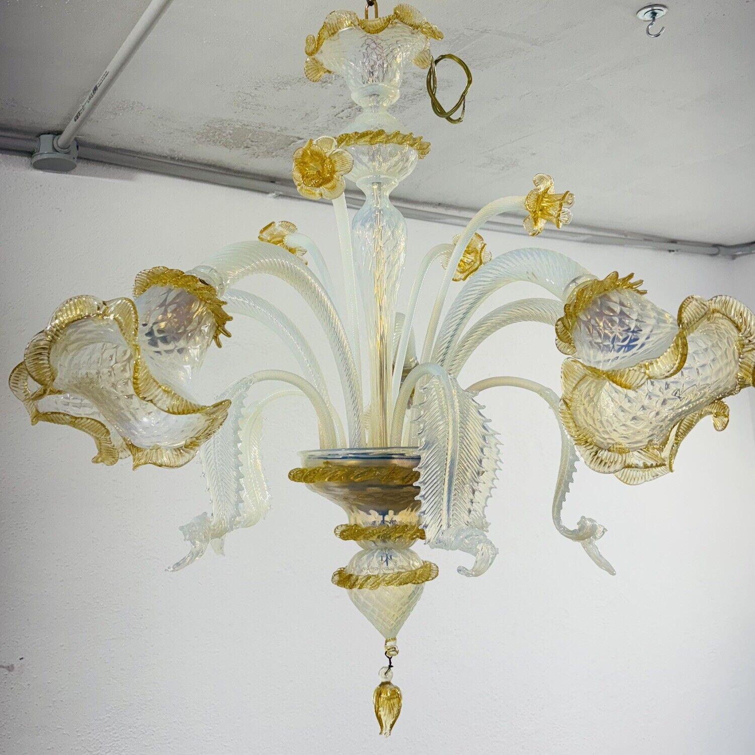 Lustre en verre vénitien tissé à la main Design moderne.

5 points lumineux.

Article en très bon état de conservation, aucun défaut esthétique ou structurel n'est à signaler. (Voir photo)

Hauteur 80 cm

Diamètre maximal de 80 cm