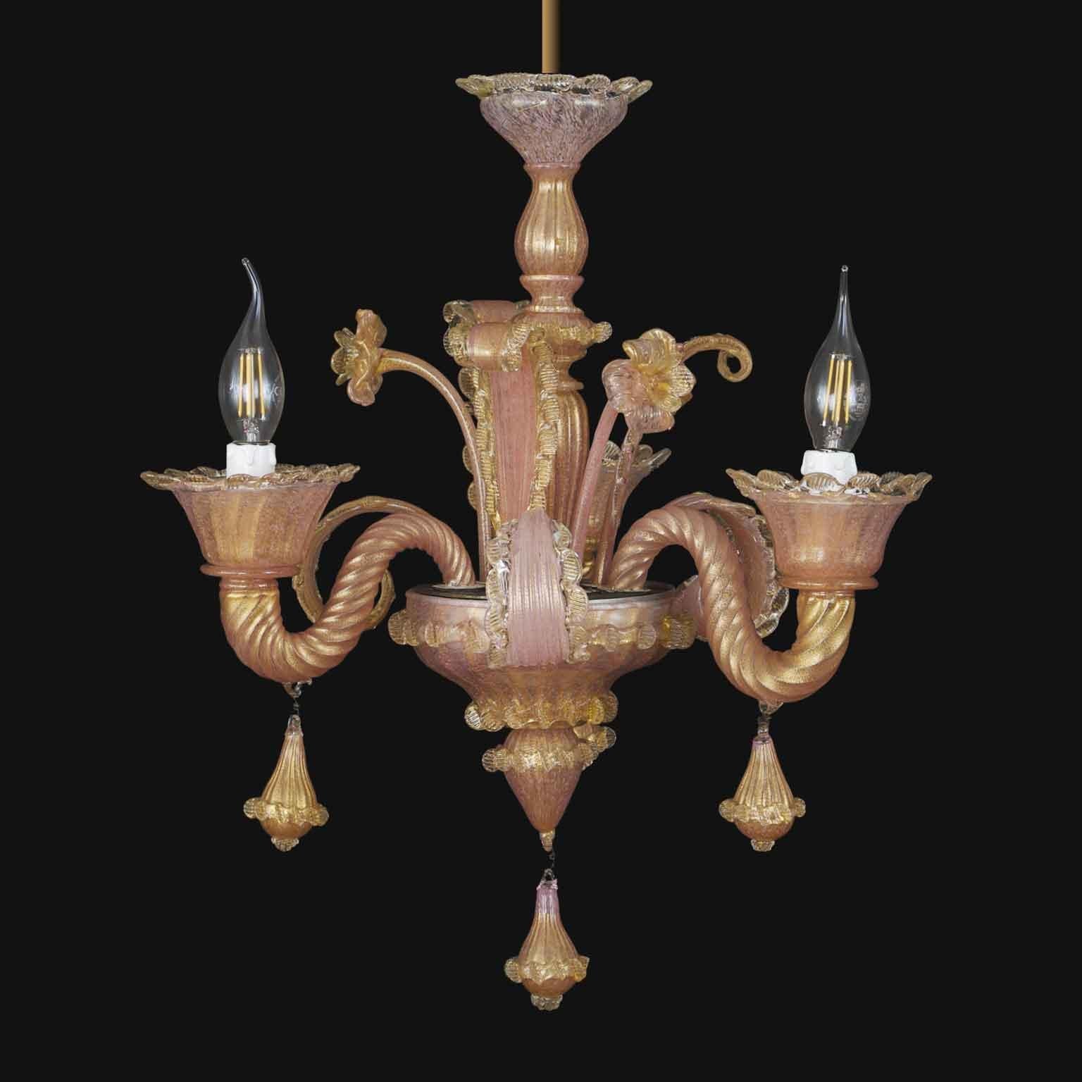 Lampadario Veneziano In Vetro Soffiato Rosa E Oro, opera che proviene dalle fornaci di Murano ed è stato realizzato intorno al 1950 circa,  è in vetro soffiato color rosa con inclusioni di polvere d'oro fino nella pasta vitrea che gli conferiscono