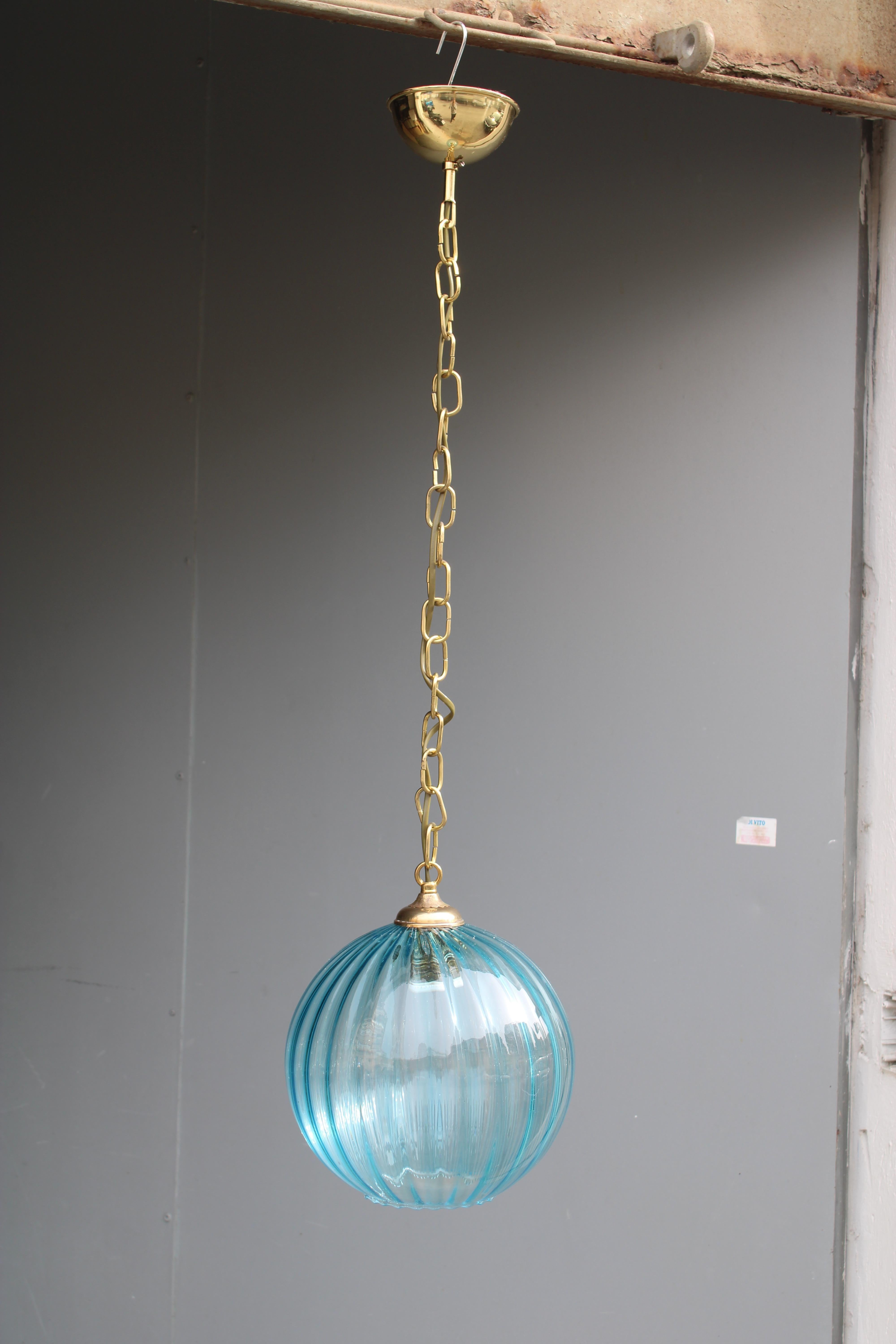 Lampadario in Ottone e Vetro di Murano 1950 Italia , Bolla in Vetro di Murano di colore Celeste Venini produzione.