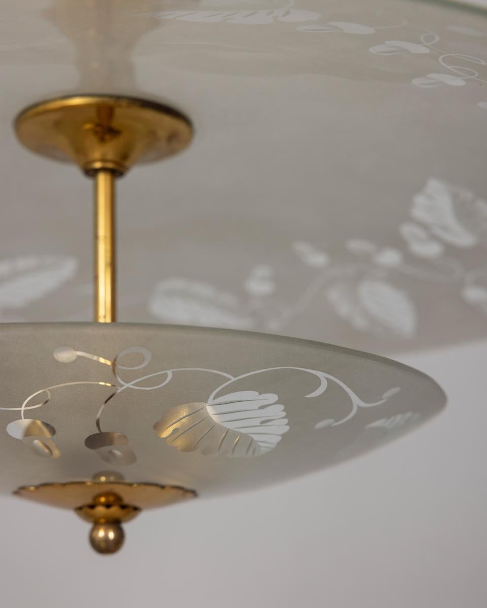 1940s vintage chandelier in ornate crystal and brass Italian design For Sale 1