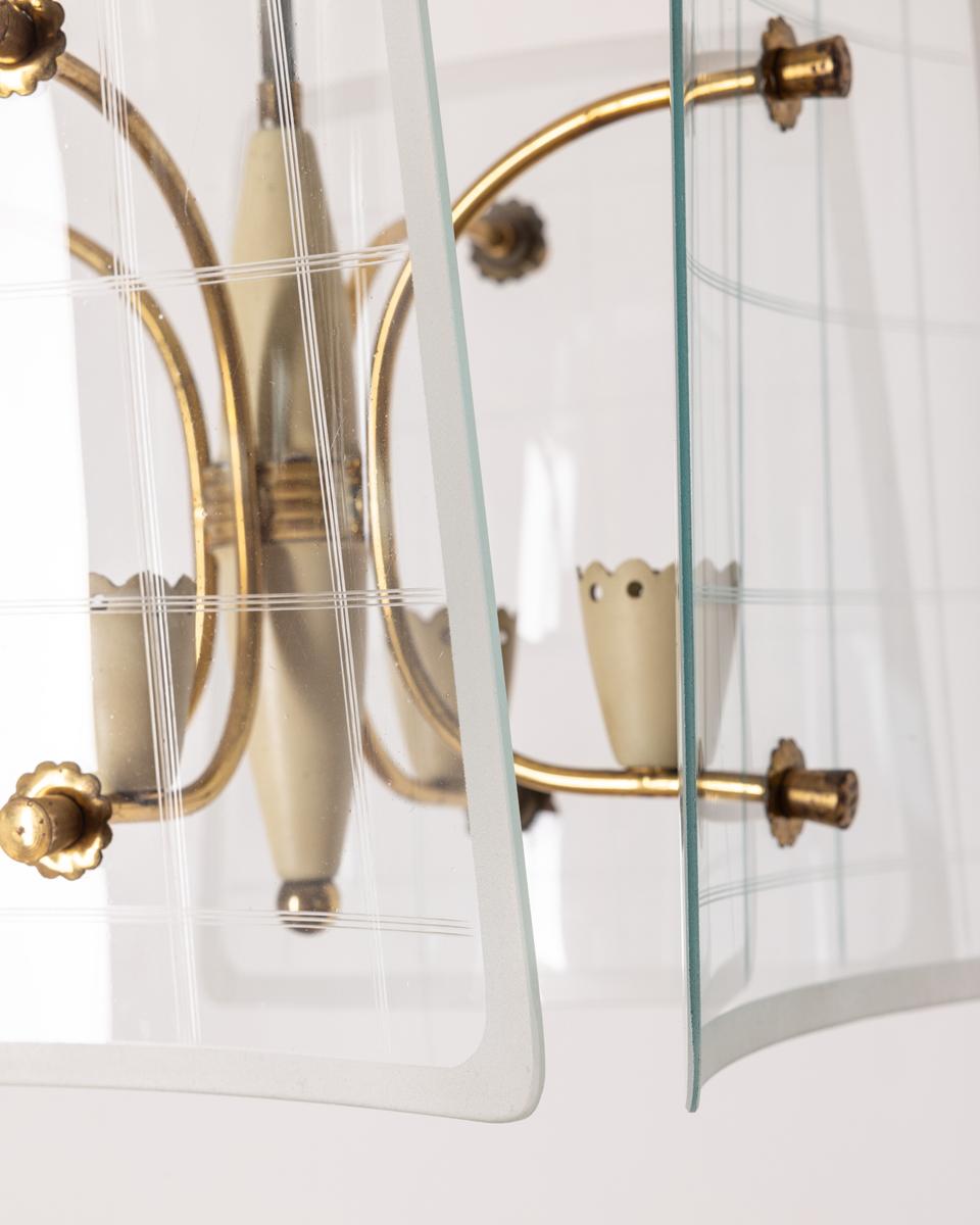 Kronleuchter mit Rahmen aus weißem Metall und vergoldetem Messing mit verzierten Glasschirmen, italienisches Design, 1950er Jahre.

ZUSTAND: In gutem, funktionsfähigem Zustand, kann Gebrauchsspuren aufweisen.

ABMESSUNGEN: Höhe 49 cm; Durchmesser 40