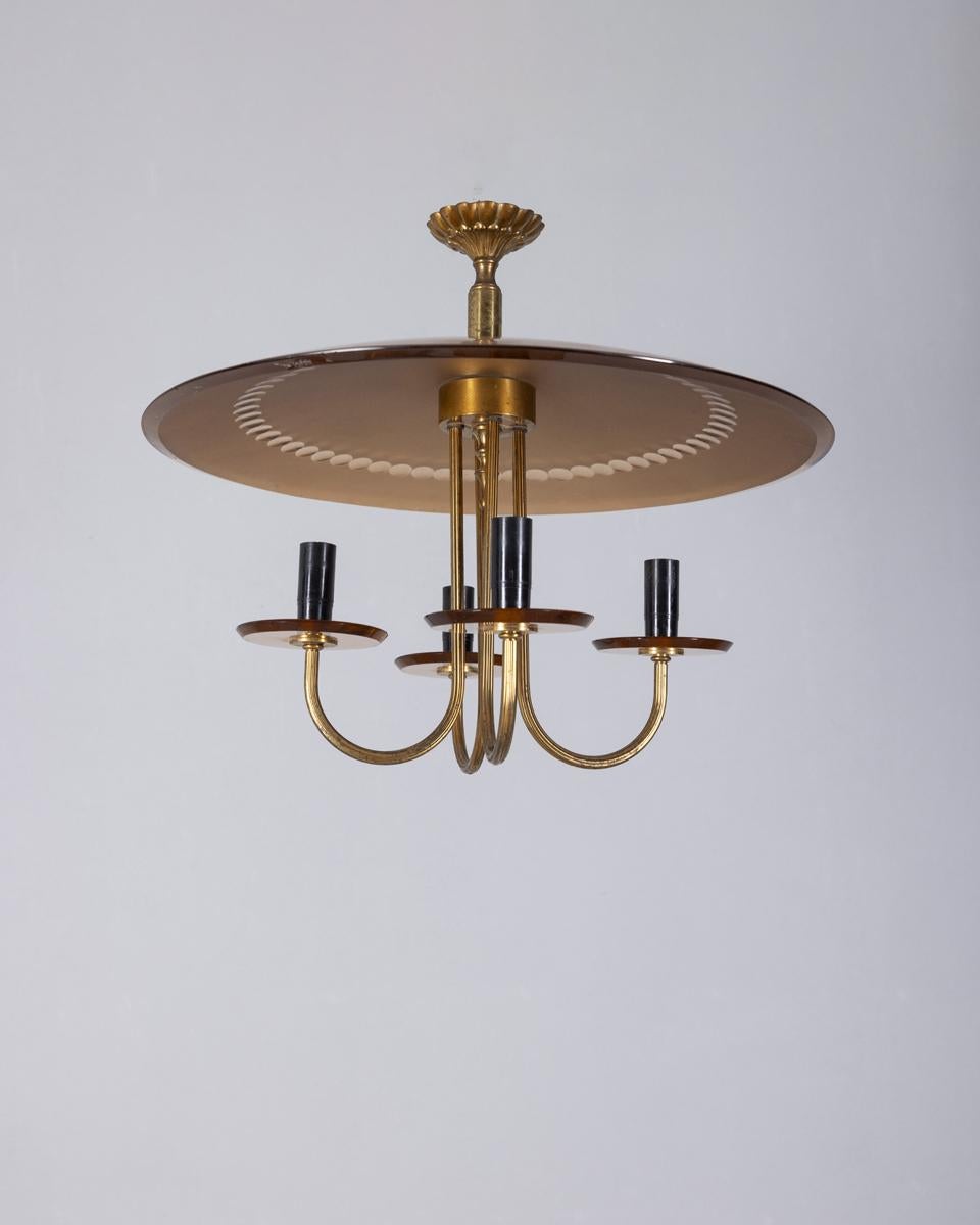 Lampadario a quattro luci con struttura in ottone dorato e vetri rosa, design Italiano, anni 50.

CONDIZIONI:
In buone condizioni, funzionante, presenta segni d'usura dati dal tempo.

DIMENSIONI: 
Altezza 35 cm; Diametro 42 cm;

MATERIALI: 
Ottone e