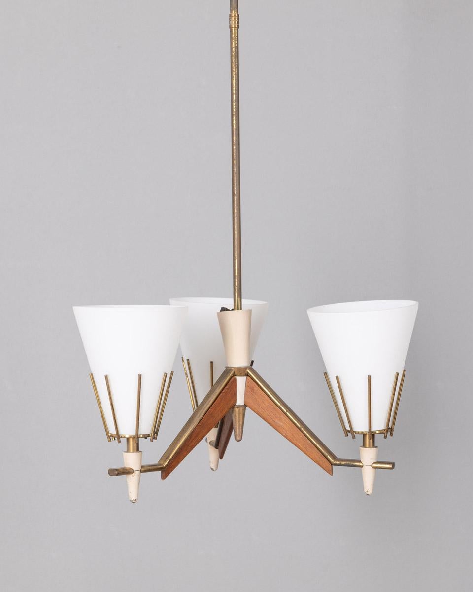 Kronleuchter mit Rahmen aus vergoldetem Messing, Einsätzen aus weißem Metall und Holz, drei Opalglasschirme, italienisches Design, 1950er Jahre.

ZUSTAND:
In gutem, funktionsfähigem Zustand, kann zeitbedingte Gebrauchsspuren aufweisen.

ABMESSUNGEN: