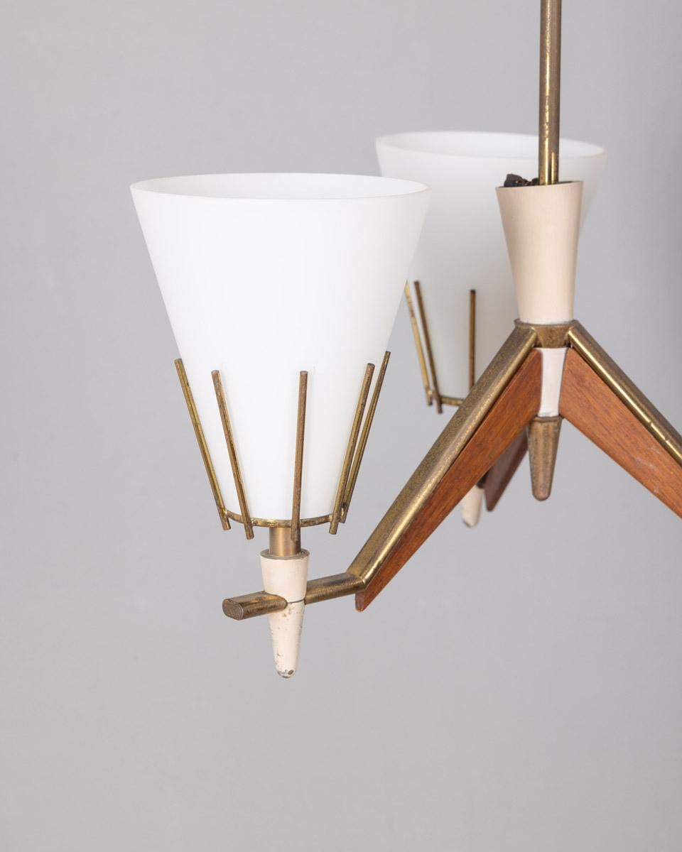 1950er vintage Kronleuchter aus Messing, Holz und Opalglas Italienisches Design (Moderne der Mitte des Jahrhunderts) im Angebot