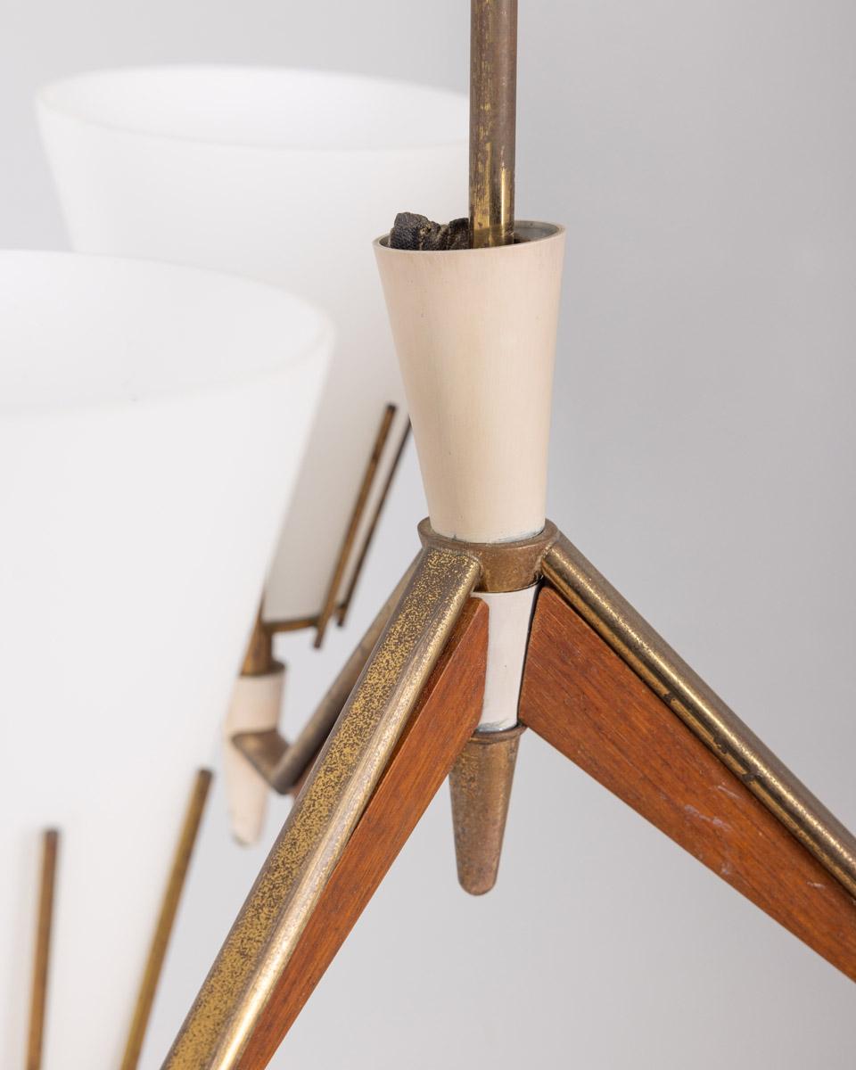 1950er vintage Kronleuchter aus Messing, Holz und Opalglas Italienisches Design im Zustand „Gut“ im Angebot in None, IT