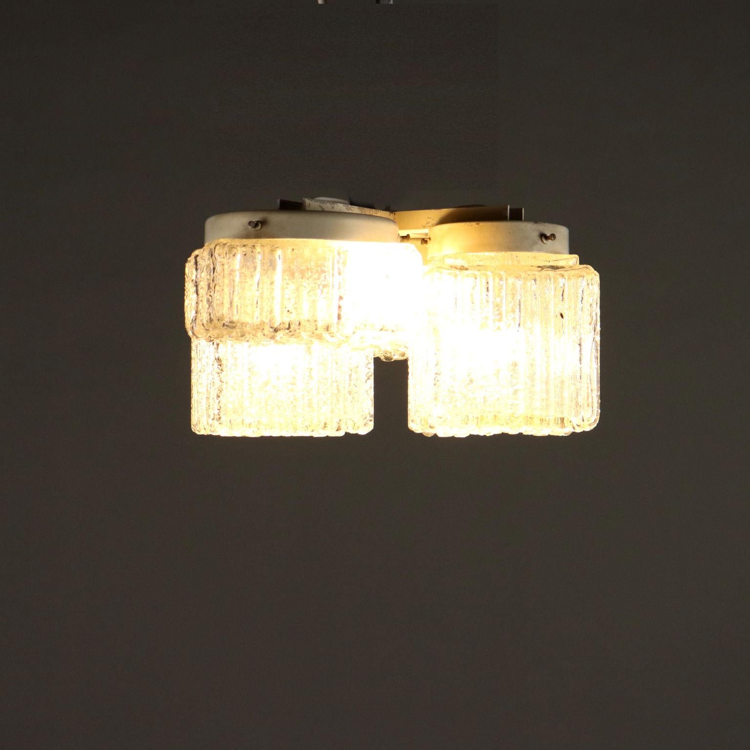 Lustre avec cadre en métal émaillé et diffuseurs en verre. 
