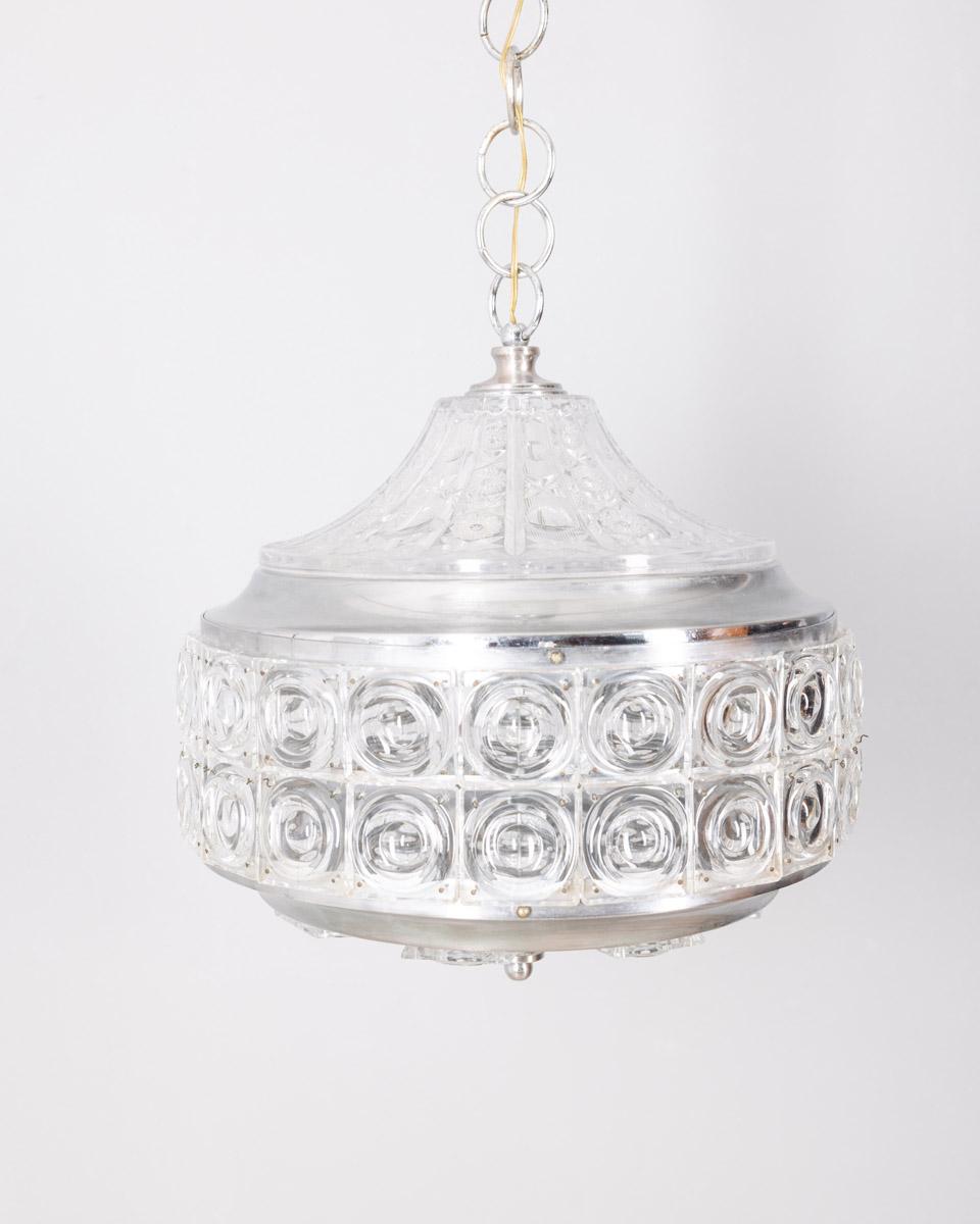 Verchromter Metalllüster mit facettierten und verzierten Kristallen, Design Kinkeldey (Deutschland), 1960er Jahre.

ZUSTAND:
In gutem, funktionsfähigem Zustand, kann zeitbedingte Gebrauchsspuren aufweisen.

ABMESSUNGEN: 
Höhe 90 cm; Durchmesser 40