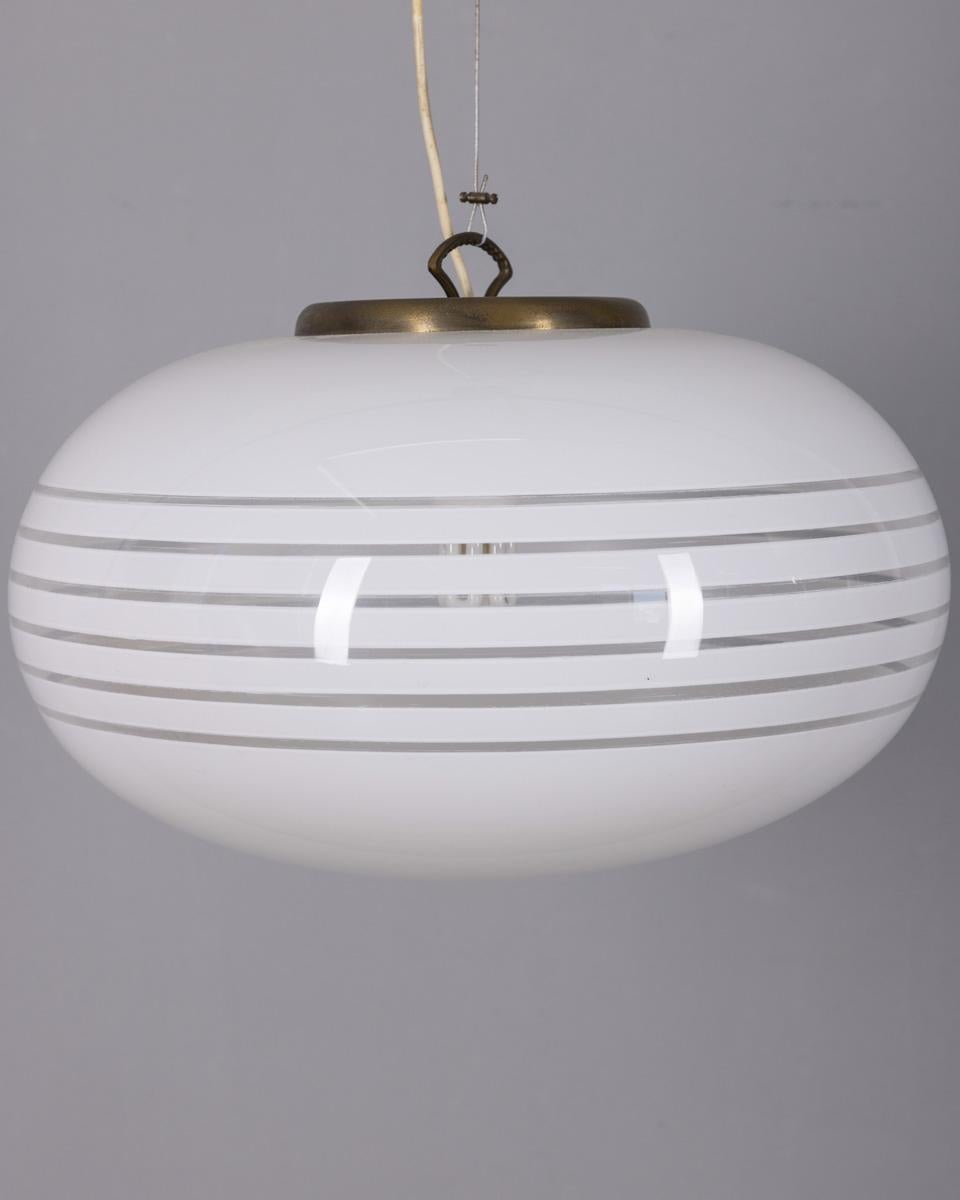 Lampadario in metallo dorato con grande paralume in vetro di Murano, design italiano, anni '60.

CONDIZIONE:
In buone condizioni, funzionante, può presentare segni di usura dovuti all'età.

DIMENSIONI:
Altezza 80 cm; Diametro 52