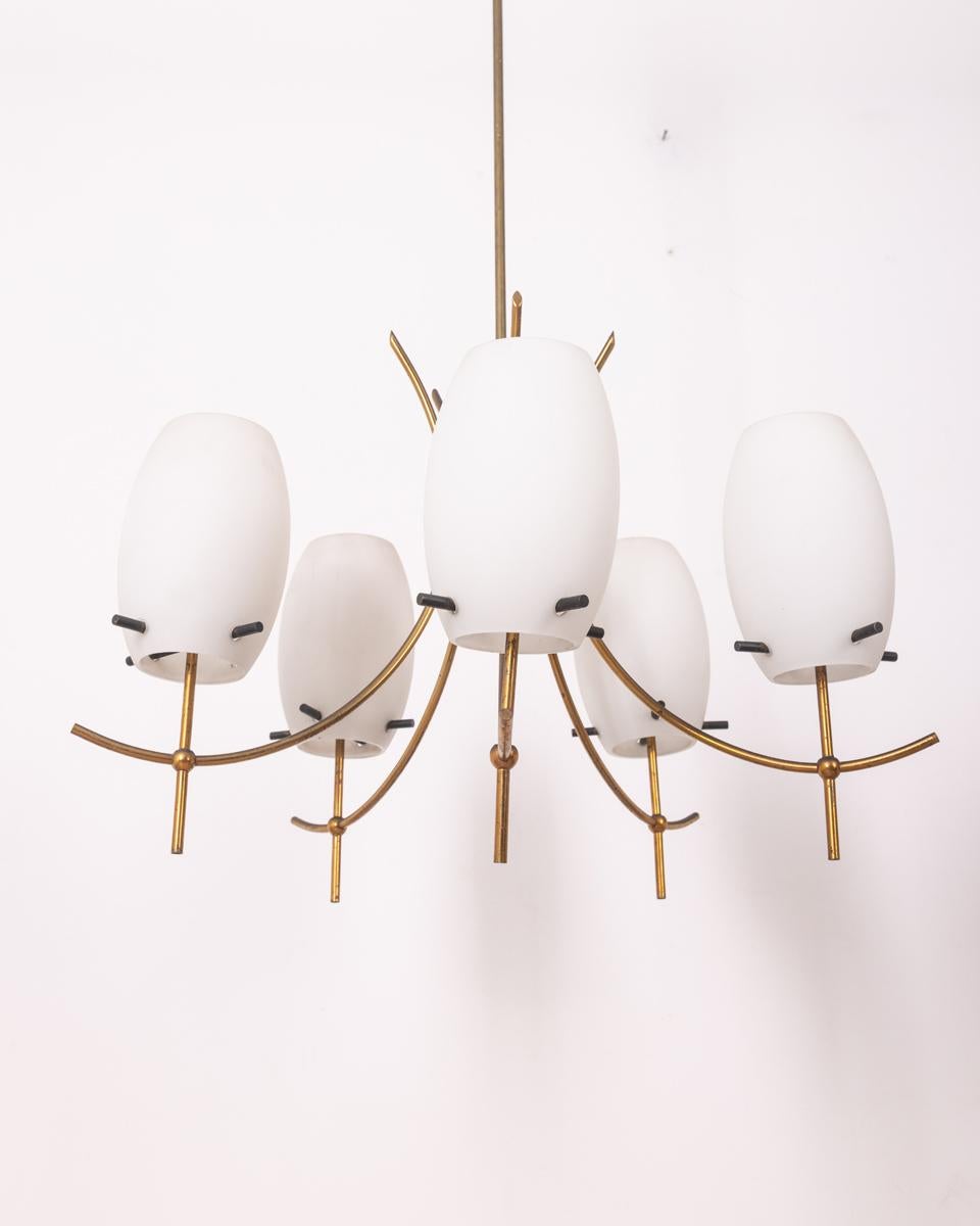 Lampadario con struttura in ottone dorato e metallo nero, paralumi in vetro bianco satinato, anni 60, design Italiano.

CONDIZIONI: In buone condizioni, funzionante, presenta segni d'usura dati dal tempo.

DIMENSIONI: Altezza 110 cm; Diametro 60
