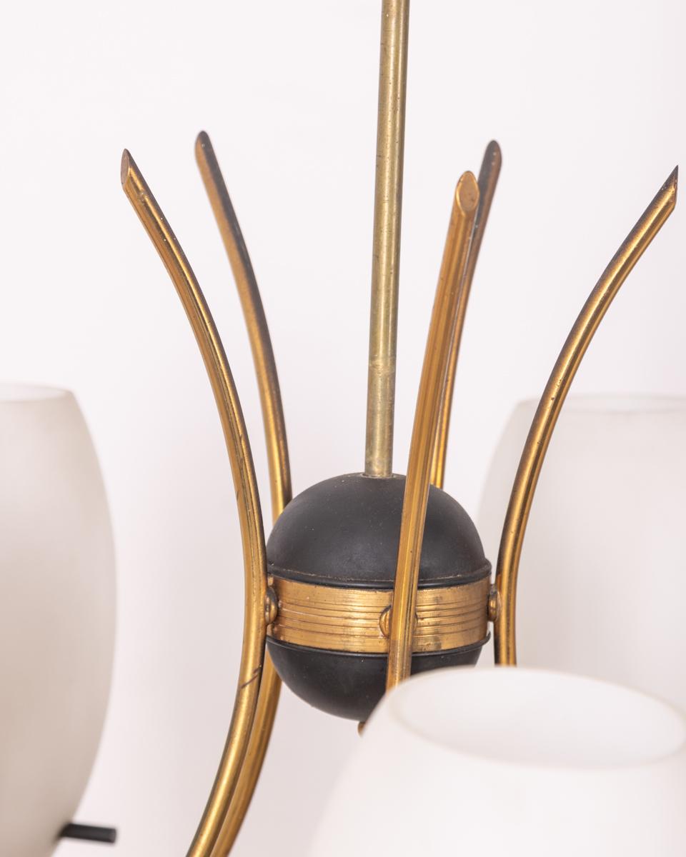 Mid-Century Modern Lampadario vintage anni 60 in ottone e vetro bianco design Italiano For Sale