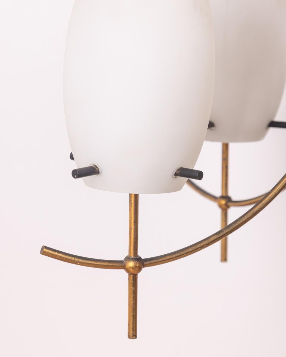 Lampadario vintage anni 60 in ottone e vetro bianco design Italiano In Good Condition For Sale In None, IT