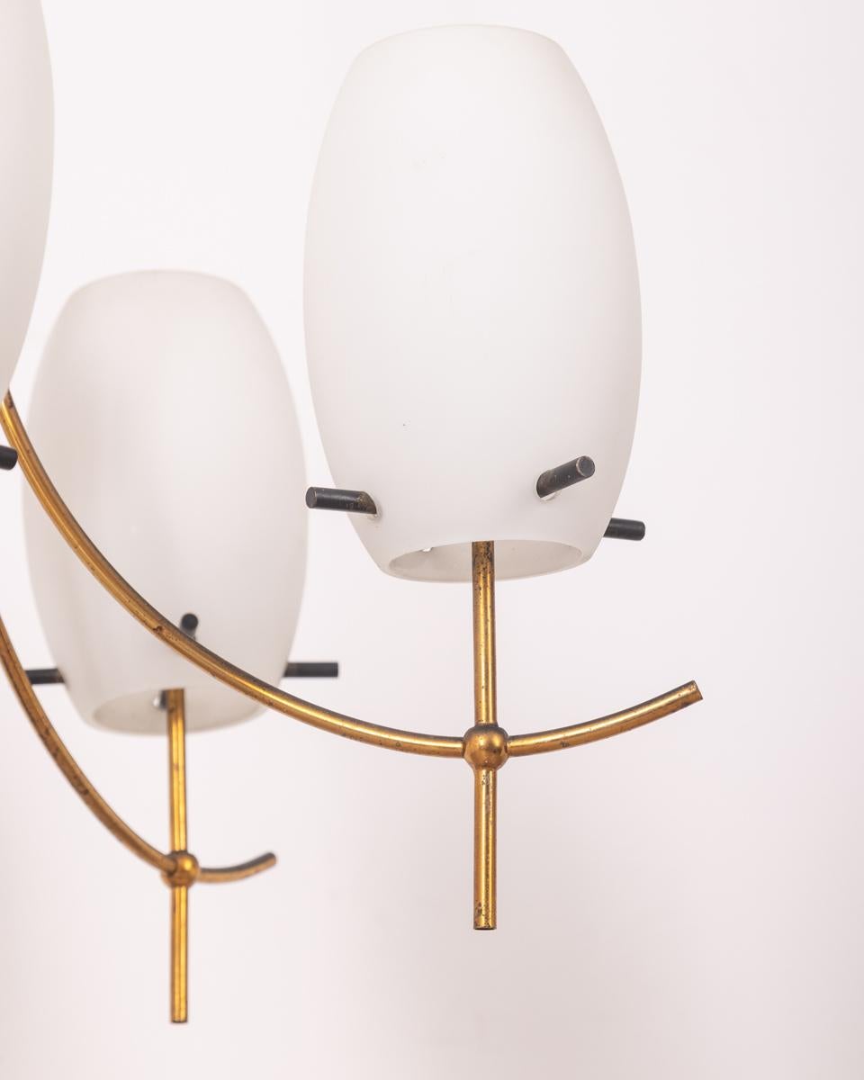 Metal Lampadario vintage anni 60 in ottone e vetro bianco design Italiano For Sale